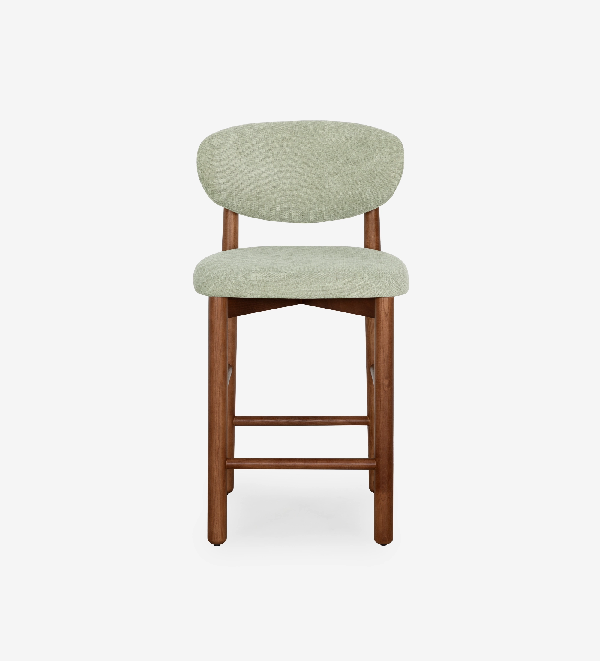 Taburete en madera de fresno color nogal, con asiento y respaldo tapizados en tela verde.