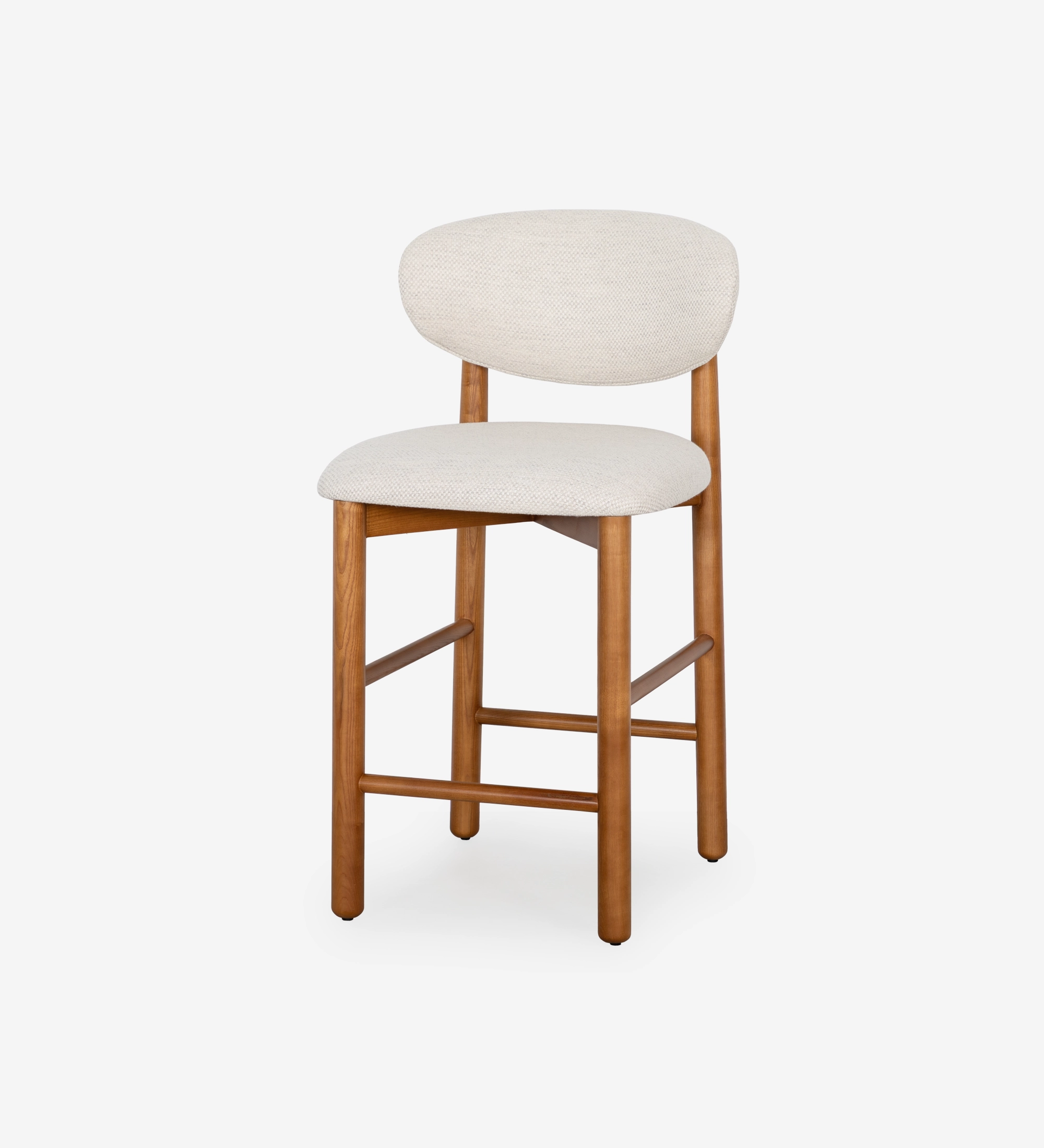 Taburete en madera de fresno color miel, con asiento y respaldo tapizados en tela beige.