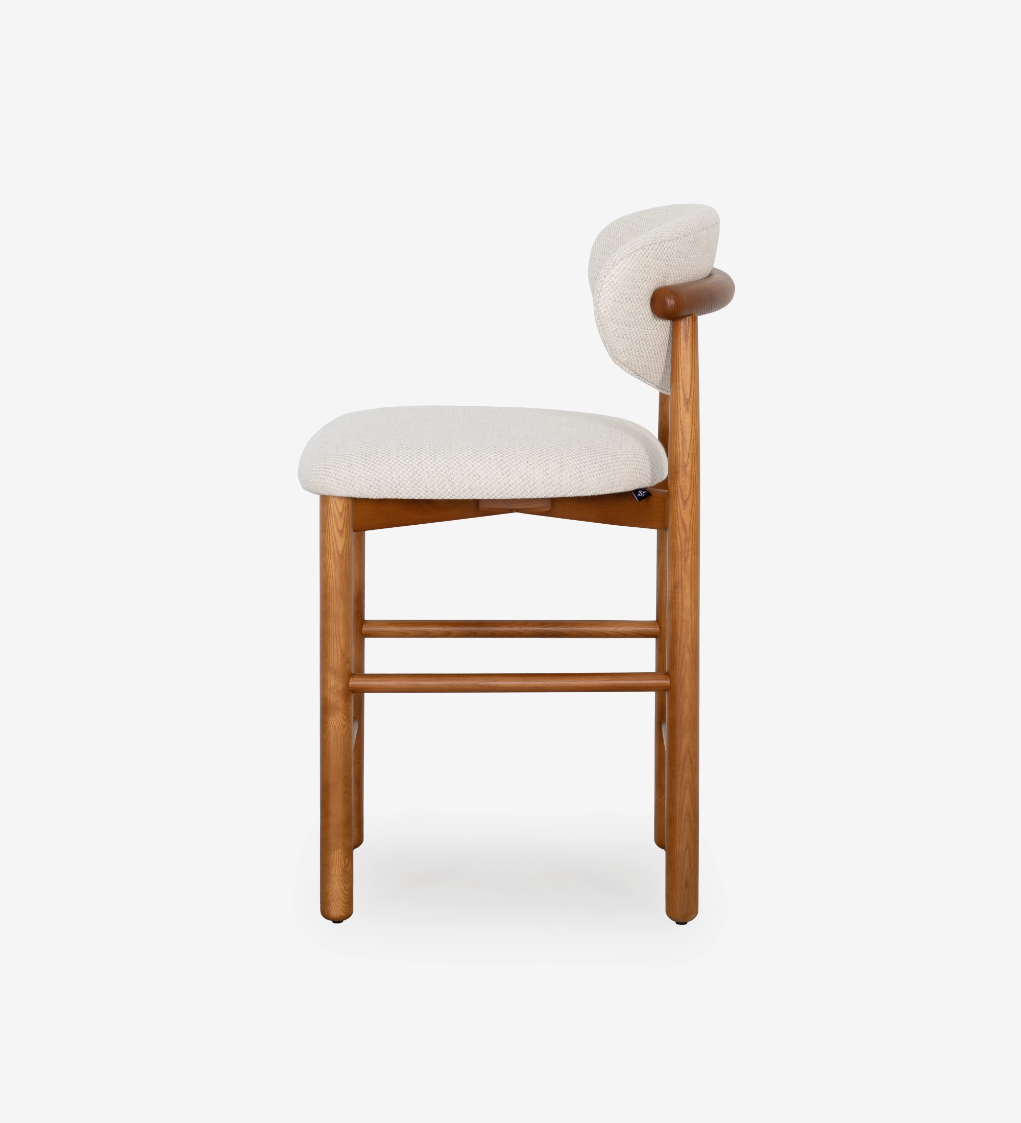 Taburete en madera de fresno color miel, con asiento y respaldo tapizados en tela beige.