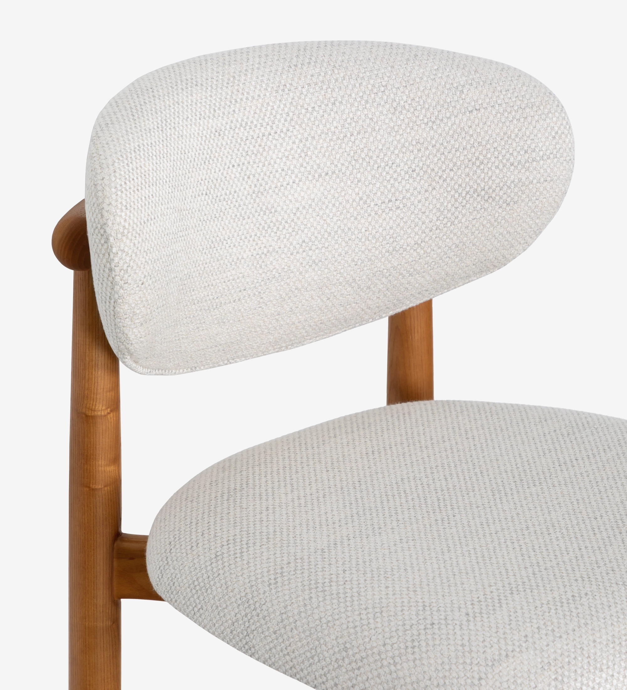 Taburete en madera de fresno color miel, con asiento y respaldo tapizados en tela beige.