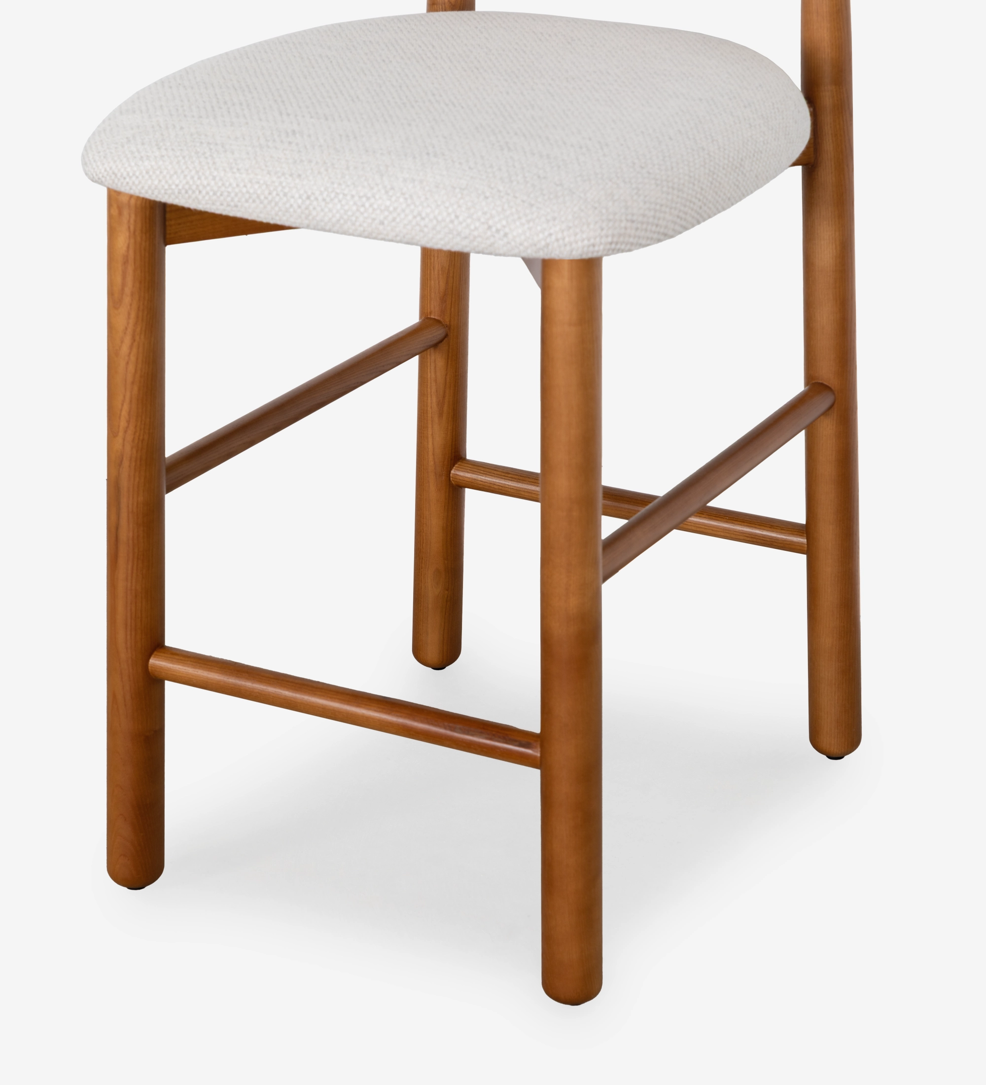 Taburete en madera de fresno color miel, con asiento y respaldo tapizados en tela beige.