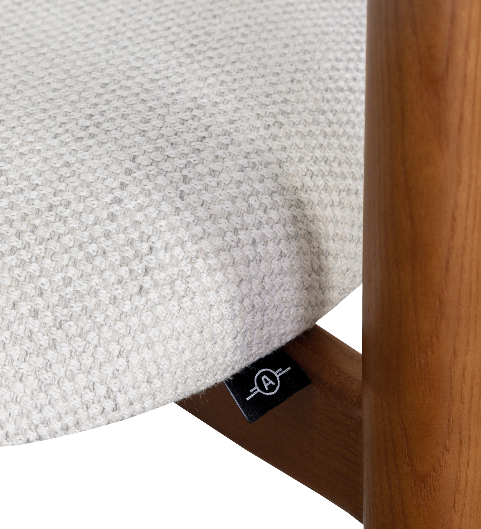 Taburete en madera de fresno color miel, con asiento y respaldo tapizados en tela beige.