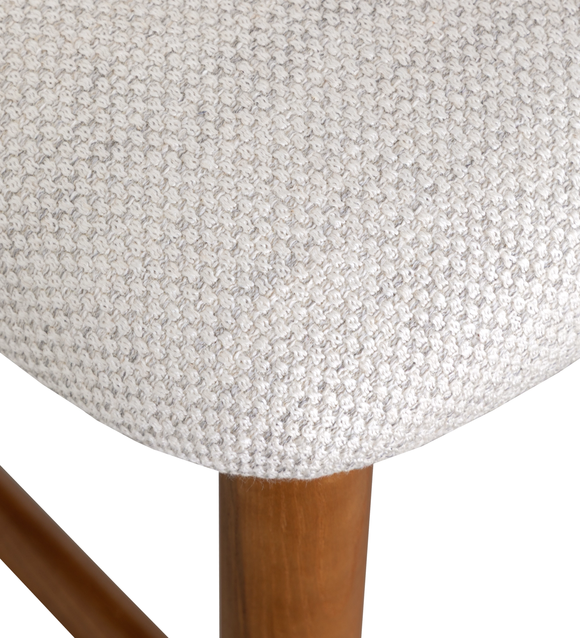 Taburete en madera de fresno color miel, con asiento y respaldo tapizados en tela beige.