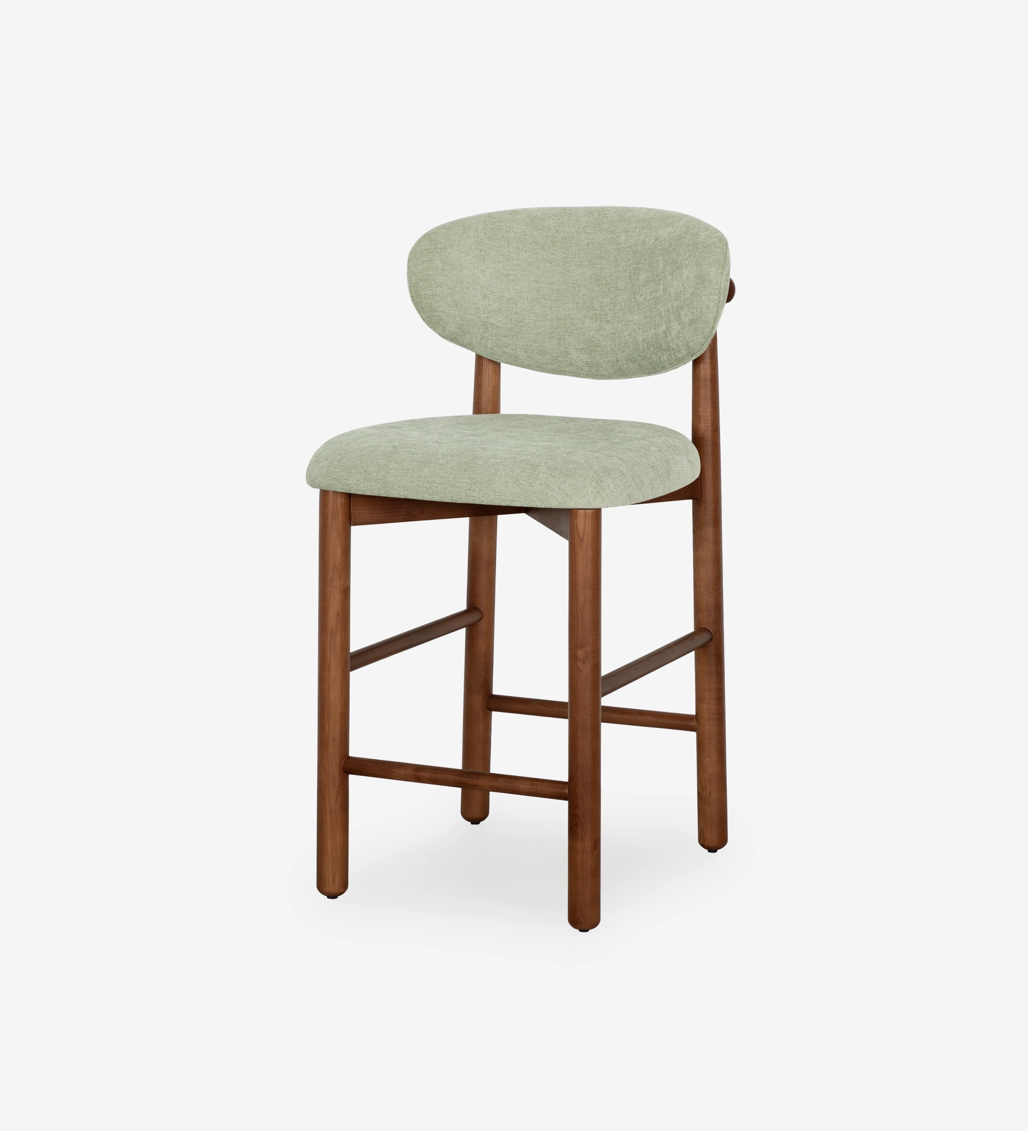 Taburete en madera de fresno color nogal, con asiento y respaldo tapizados en tela verde.