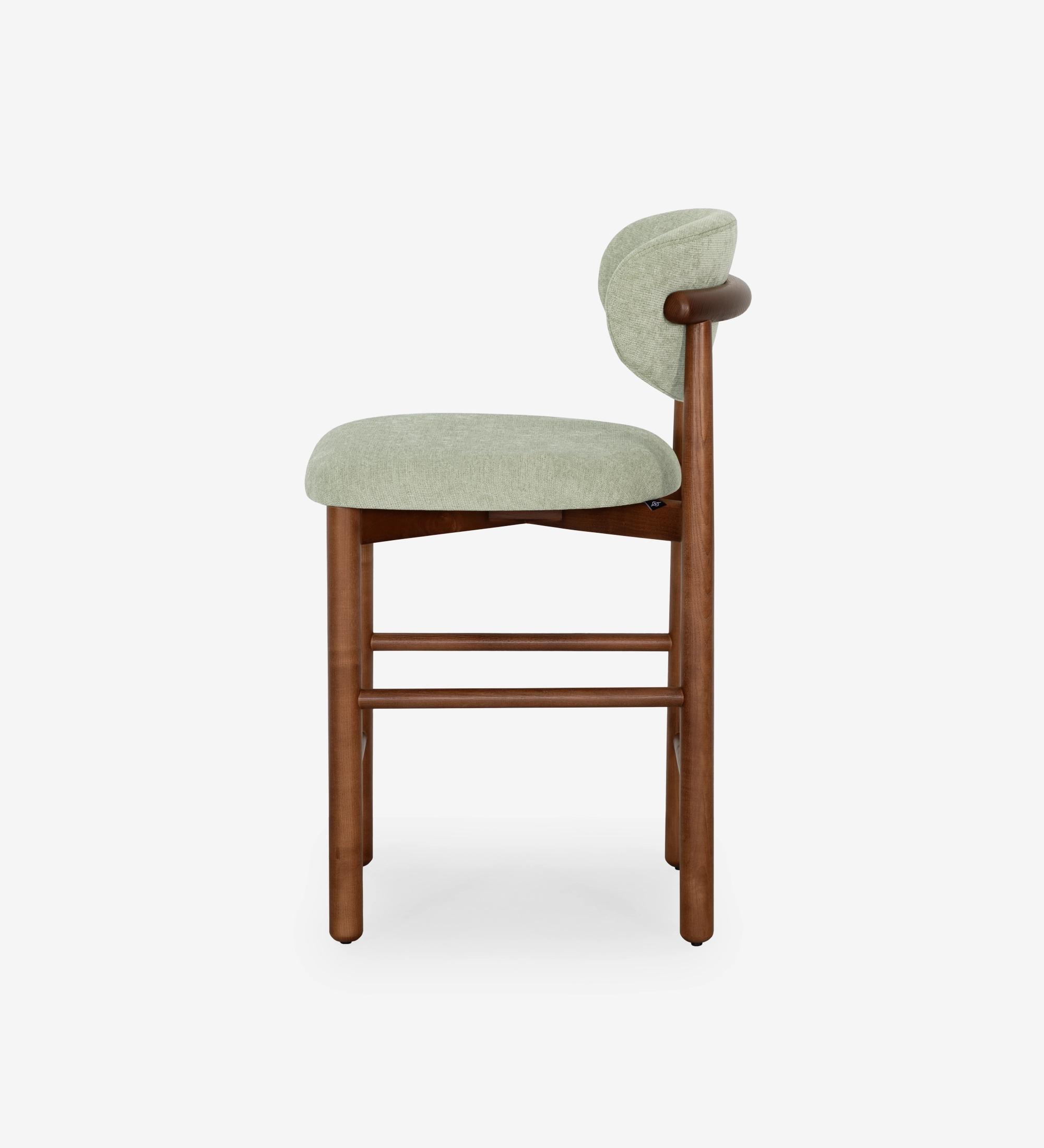 Taburete en madera de fresno color nogal, con asiento y respaldo tapizados en tela verde.