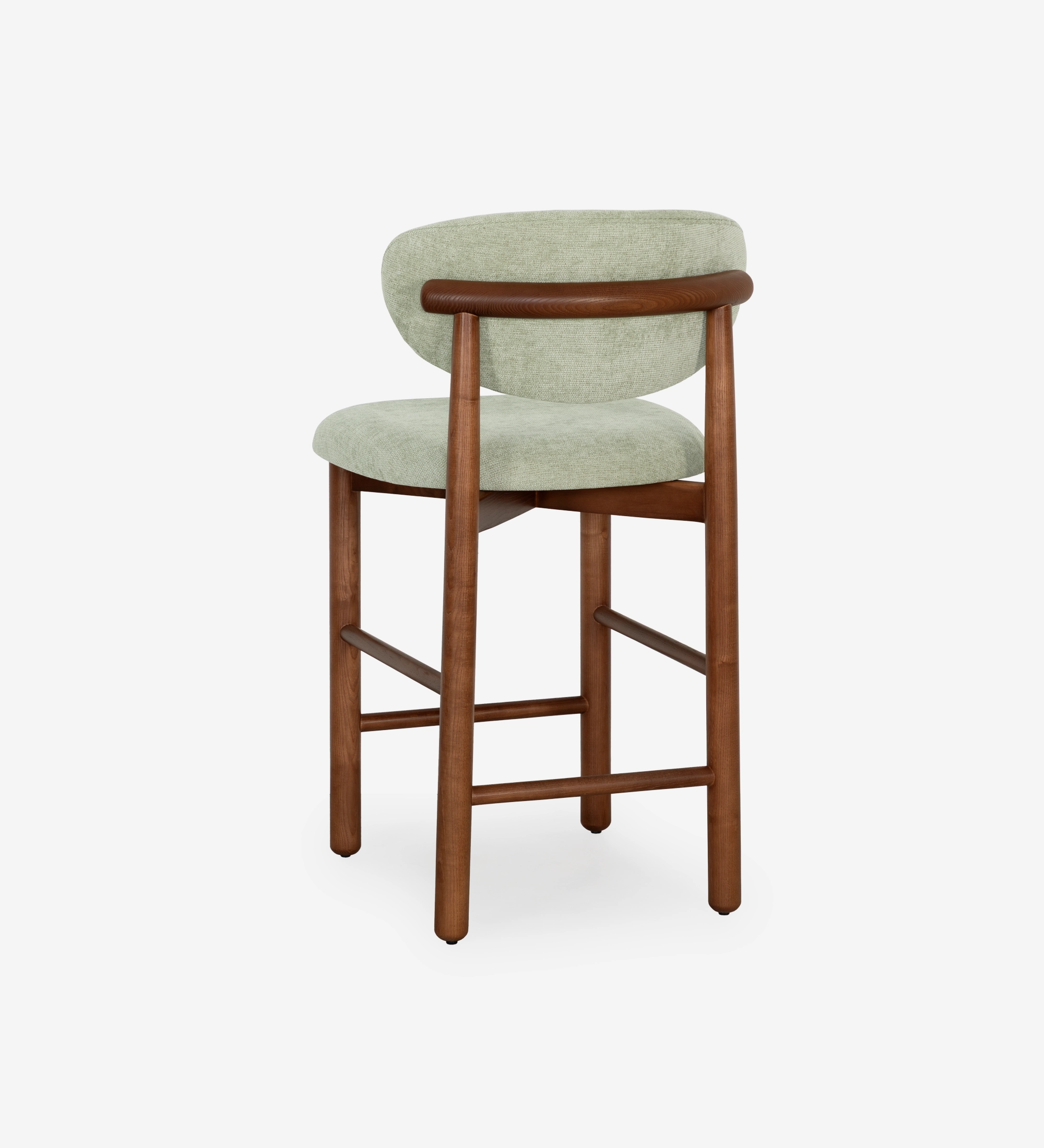 Taburete en madera de fresno color nogal, con asiento y respaldo tapizados en tela verde.