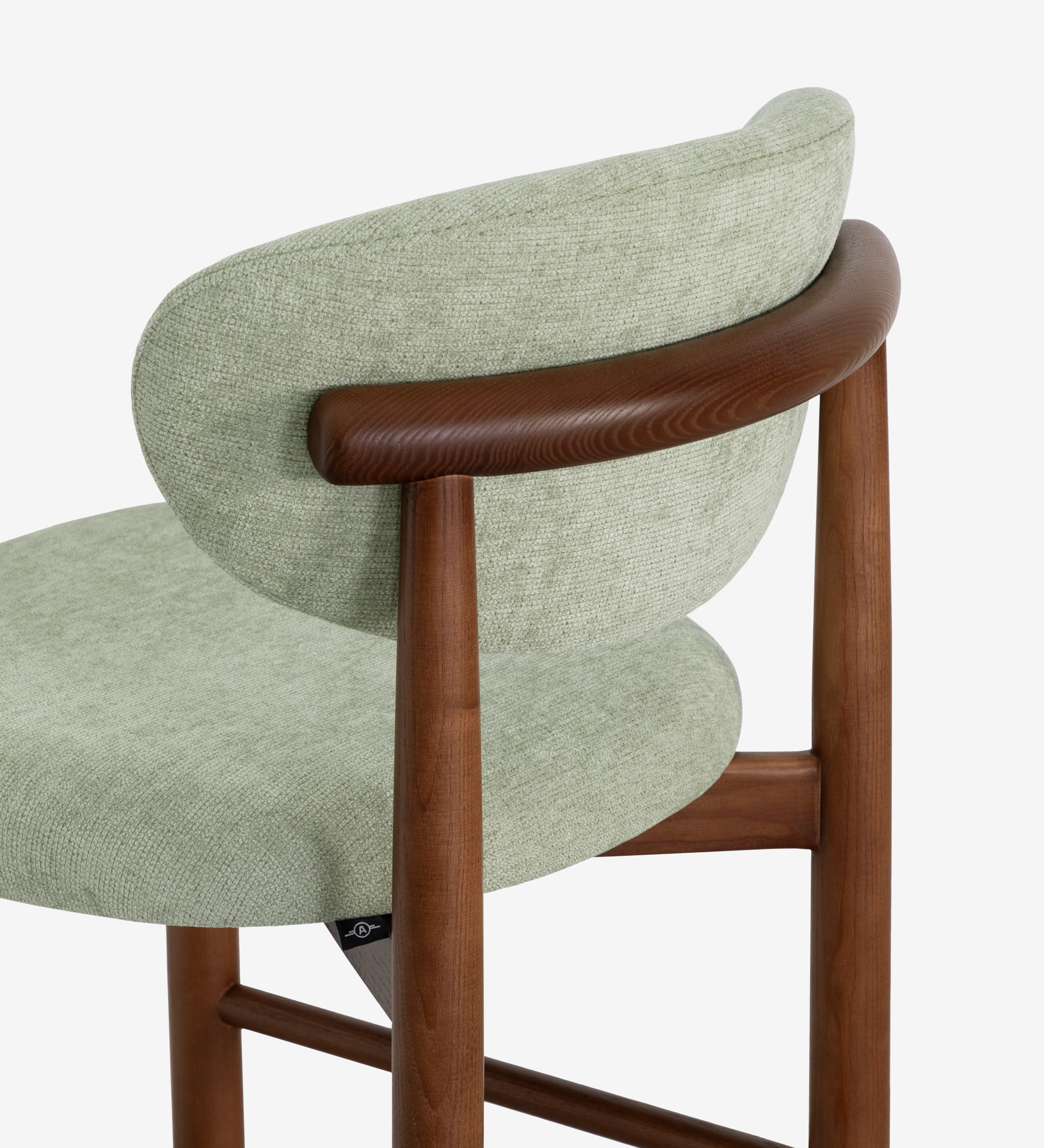Taburete en madera de fresno color nogal, con asiento y respaldo tapizados en tela verde.