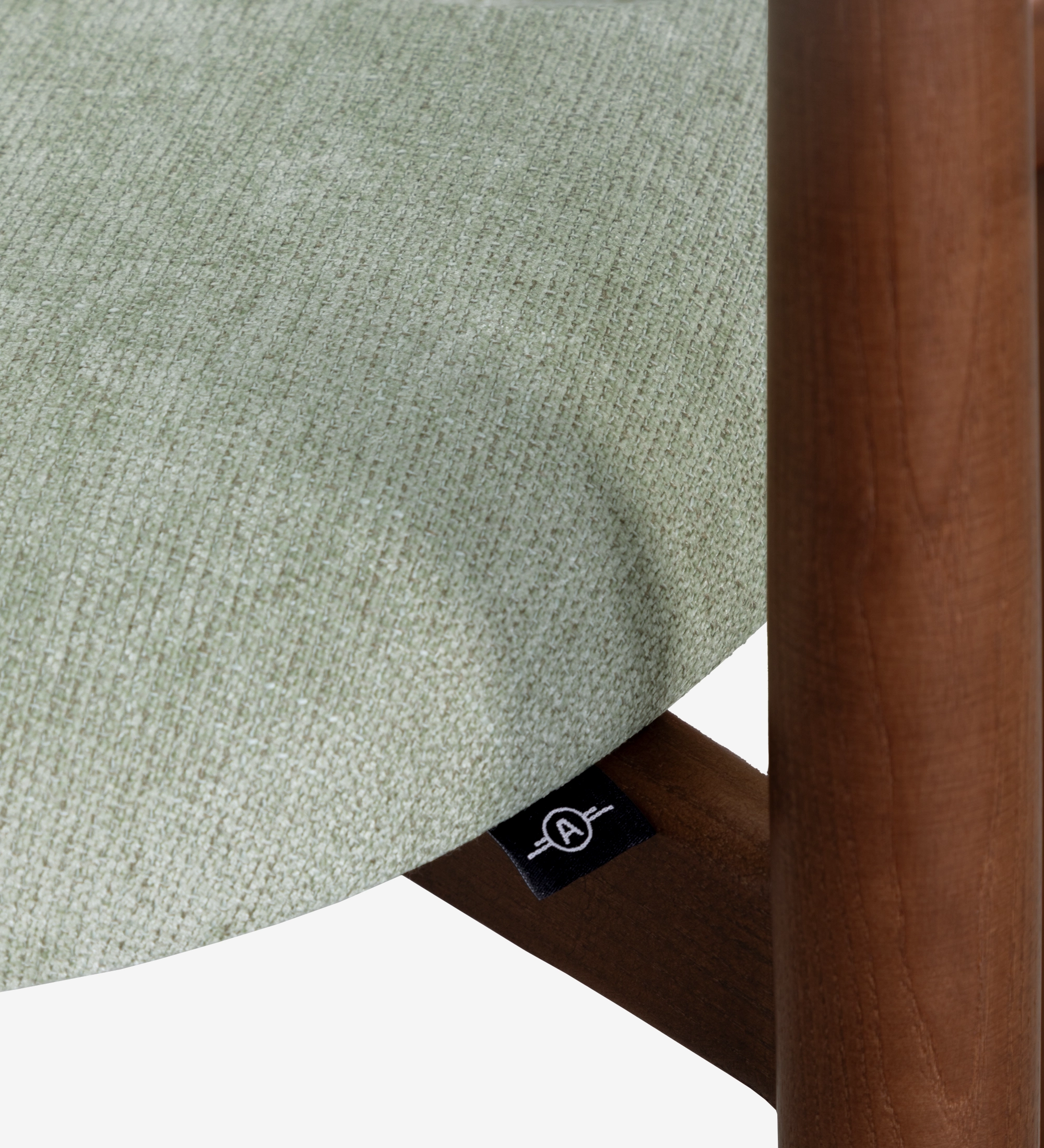 Taburete en madera de fresno color nogal, con asiento y respaldo tapizados en tela verde.