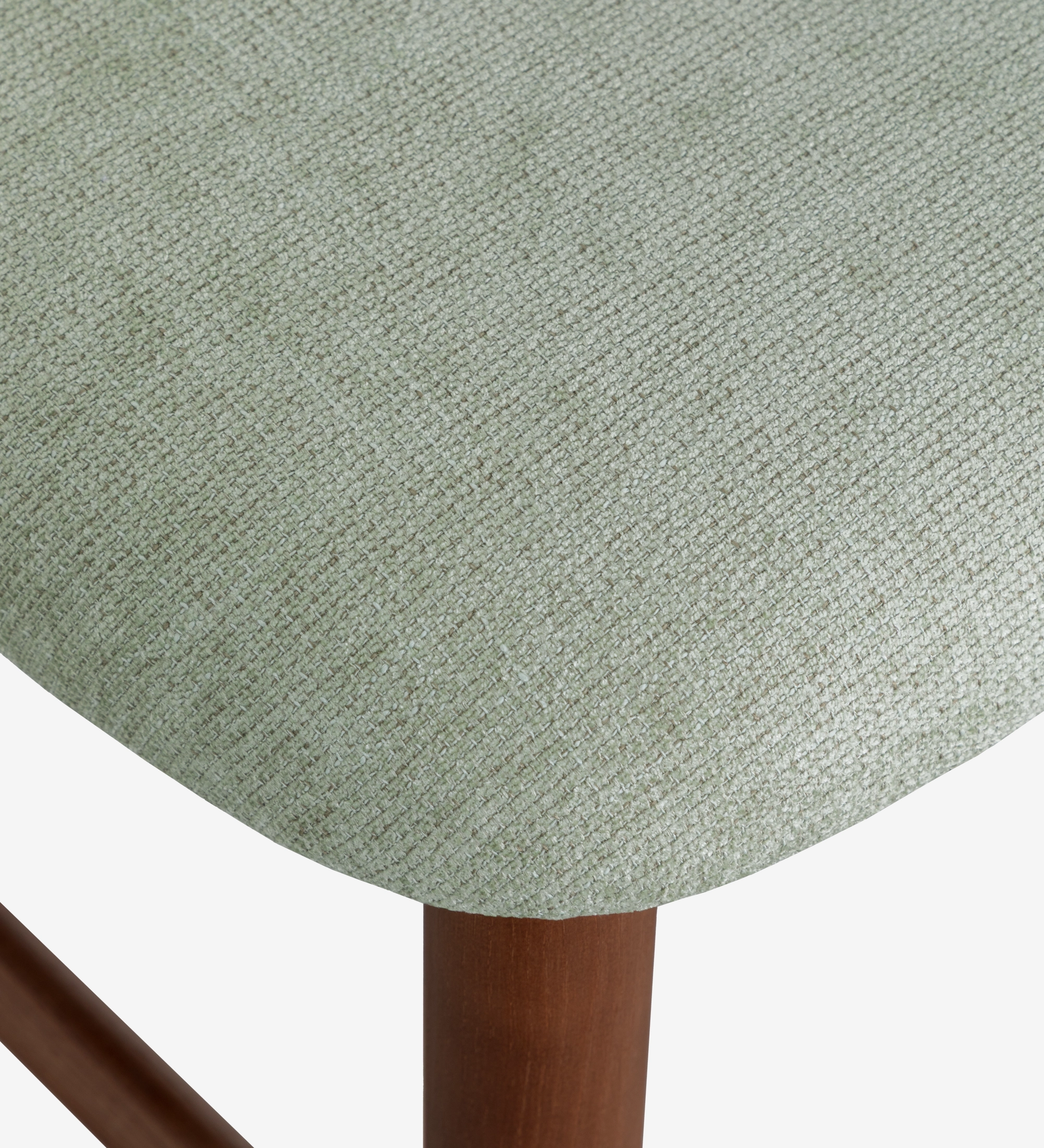 Taburete en madera de fresno color nogal, con asiento y respaldo tapizados en tela verde.