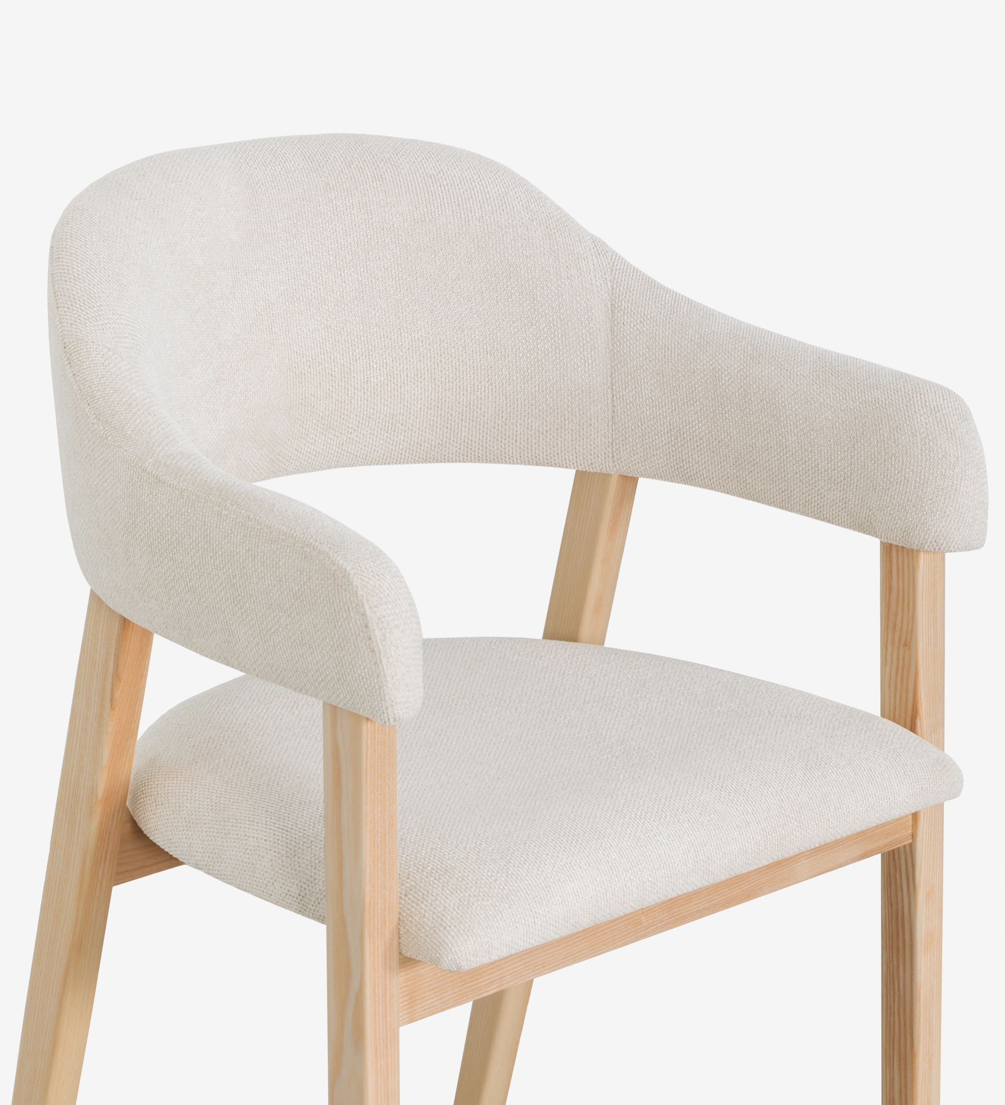 Silla con brazos, en madera de fresno natural, con asiento y respaldo tapizados en tela perla