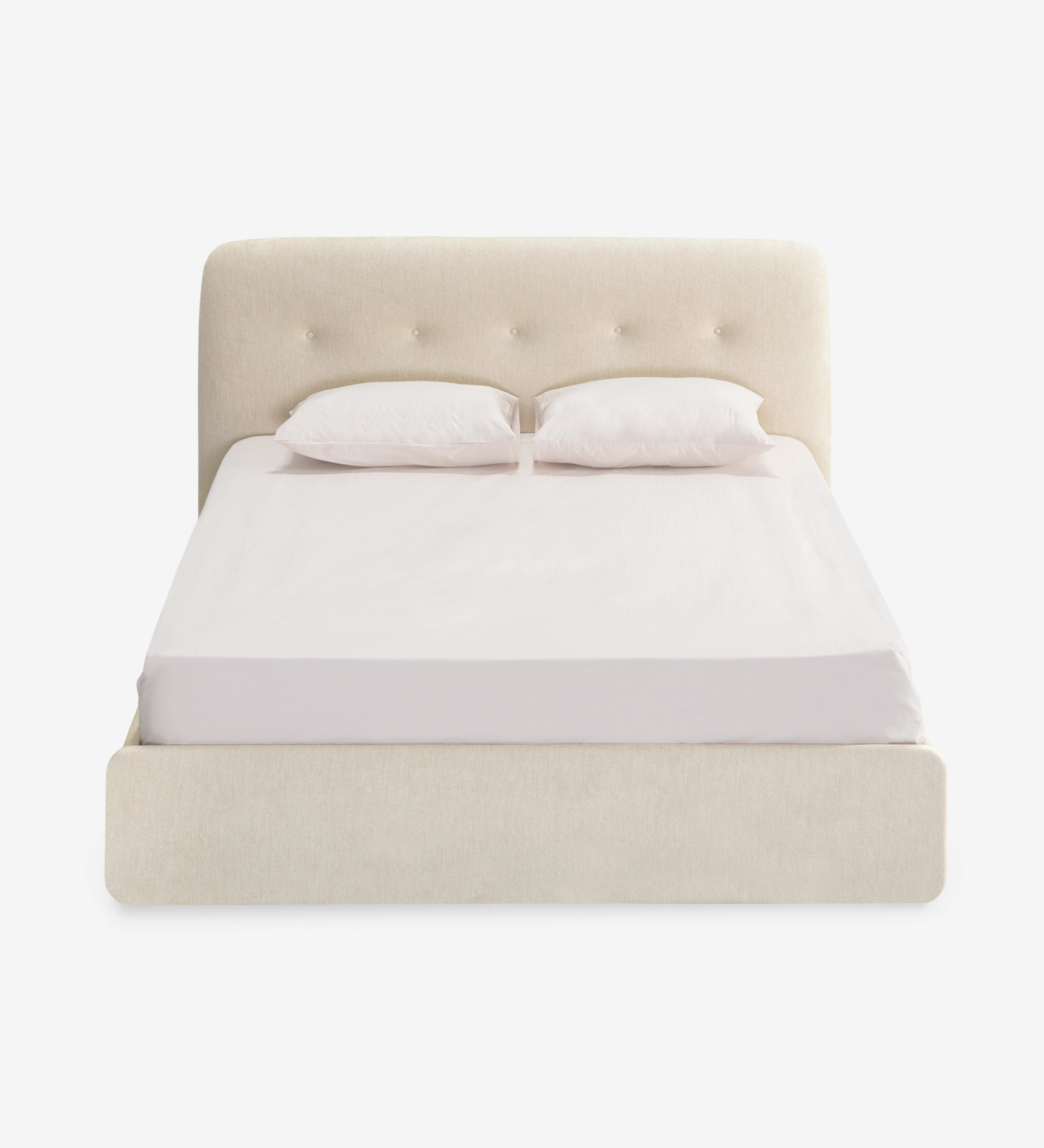 Cama doble con cabecero corto, tapizada en tela beige.