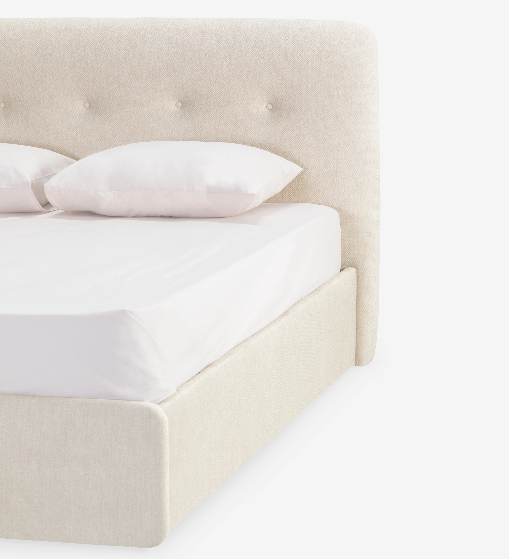 Cama doble con cabecero corto, tapizada en tela beige.