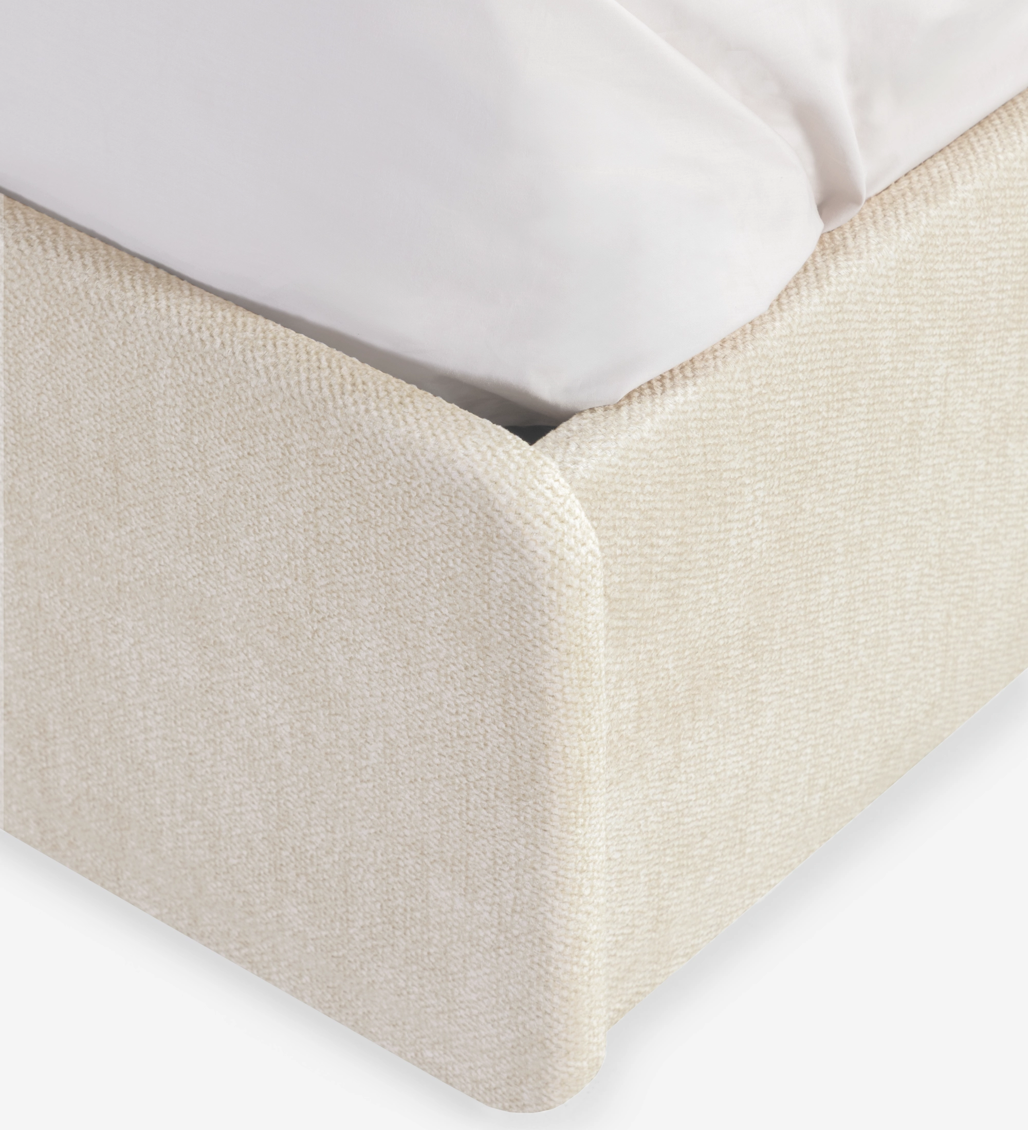 Cama doble con cabecero corto, tapizada en tela beige.