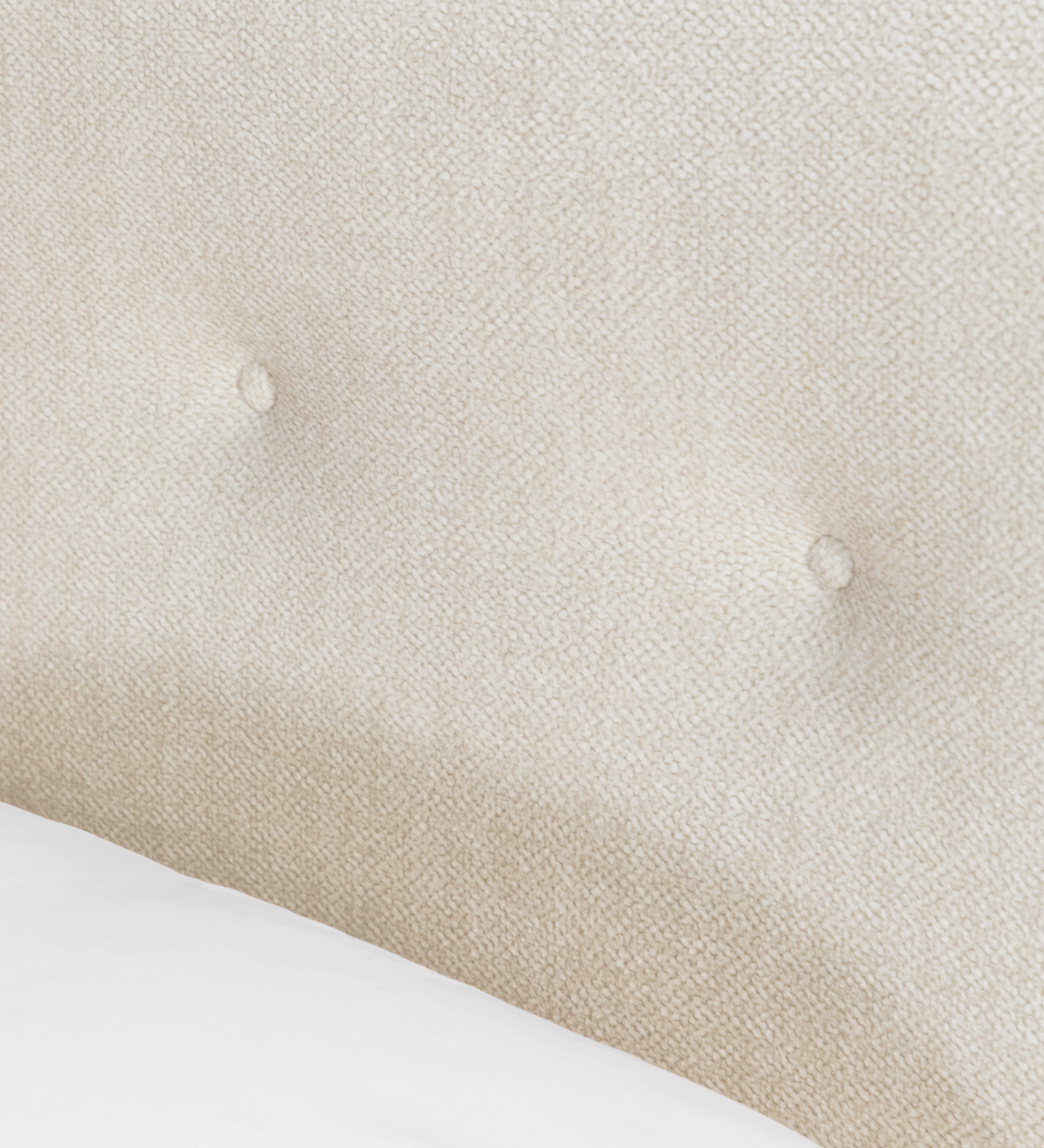Cama doble con cabecero corto, tapizada en tela beige.