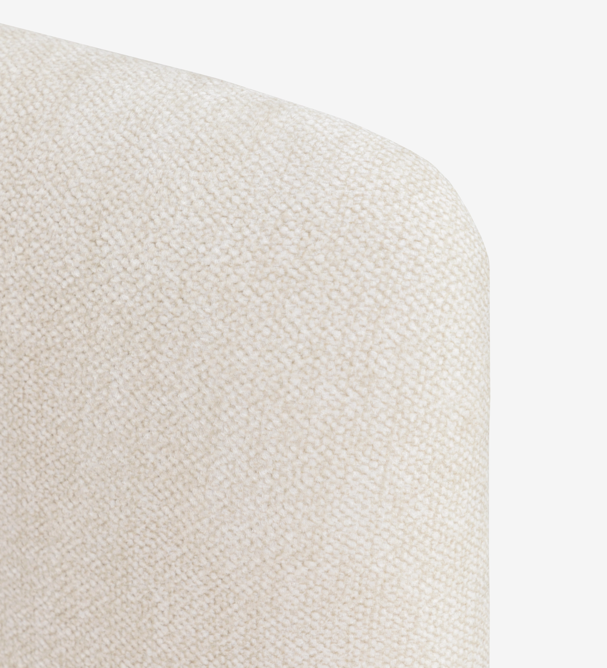 Cama doble con cabecero corto, tapizada en tela beige.