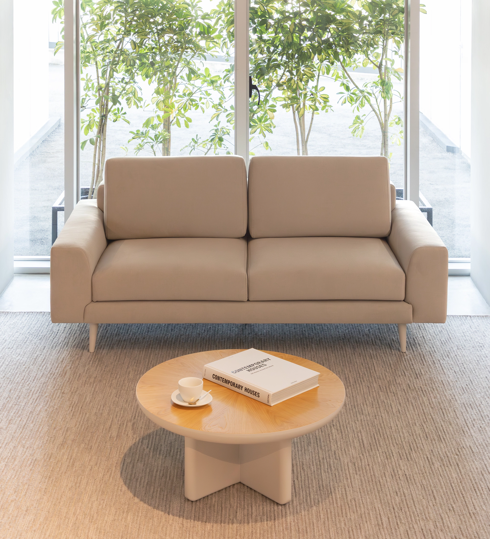 Canapé Oslo 2 places recouvert en tissu taupe, pieds laqués perlés, 188 cm.