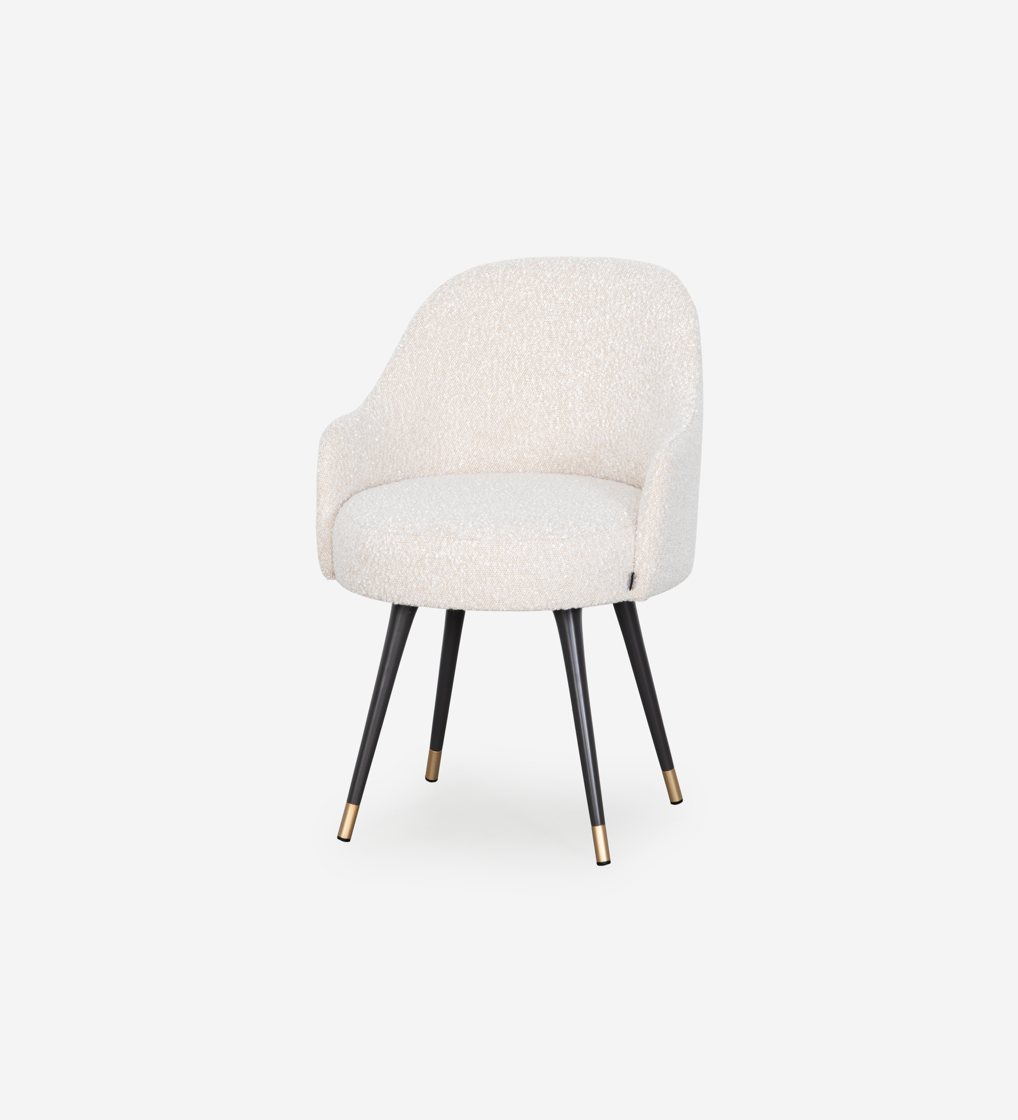 Silla giratoria tapizada en tejido perla con pies lacados en negro y detalles dorados.