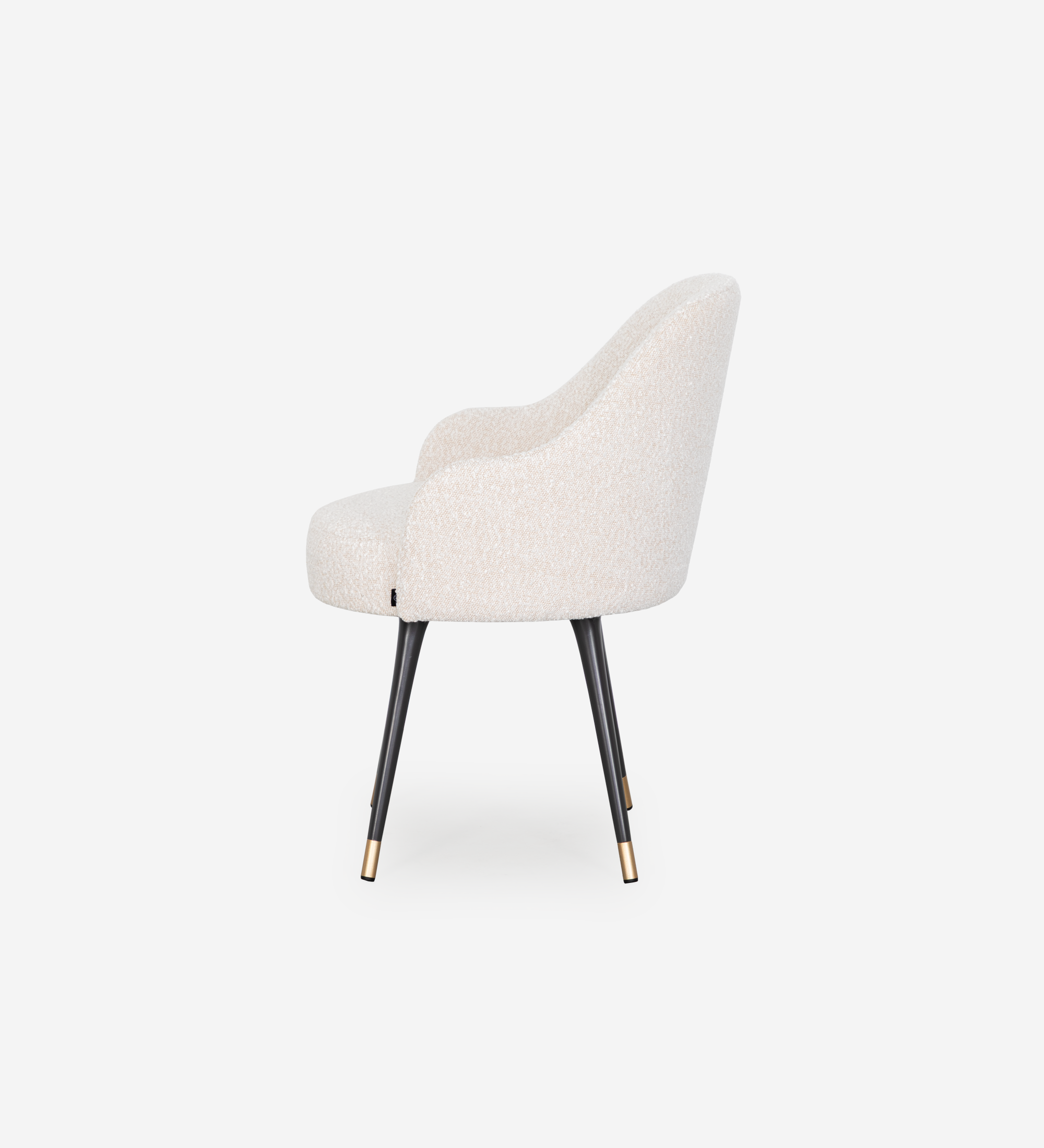 Silla giratoria tapizada en tejido perla con pies lacados en negro y detalles dorados.