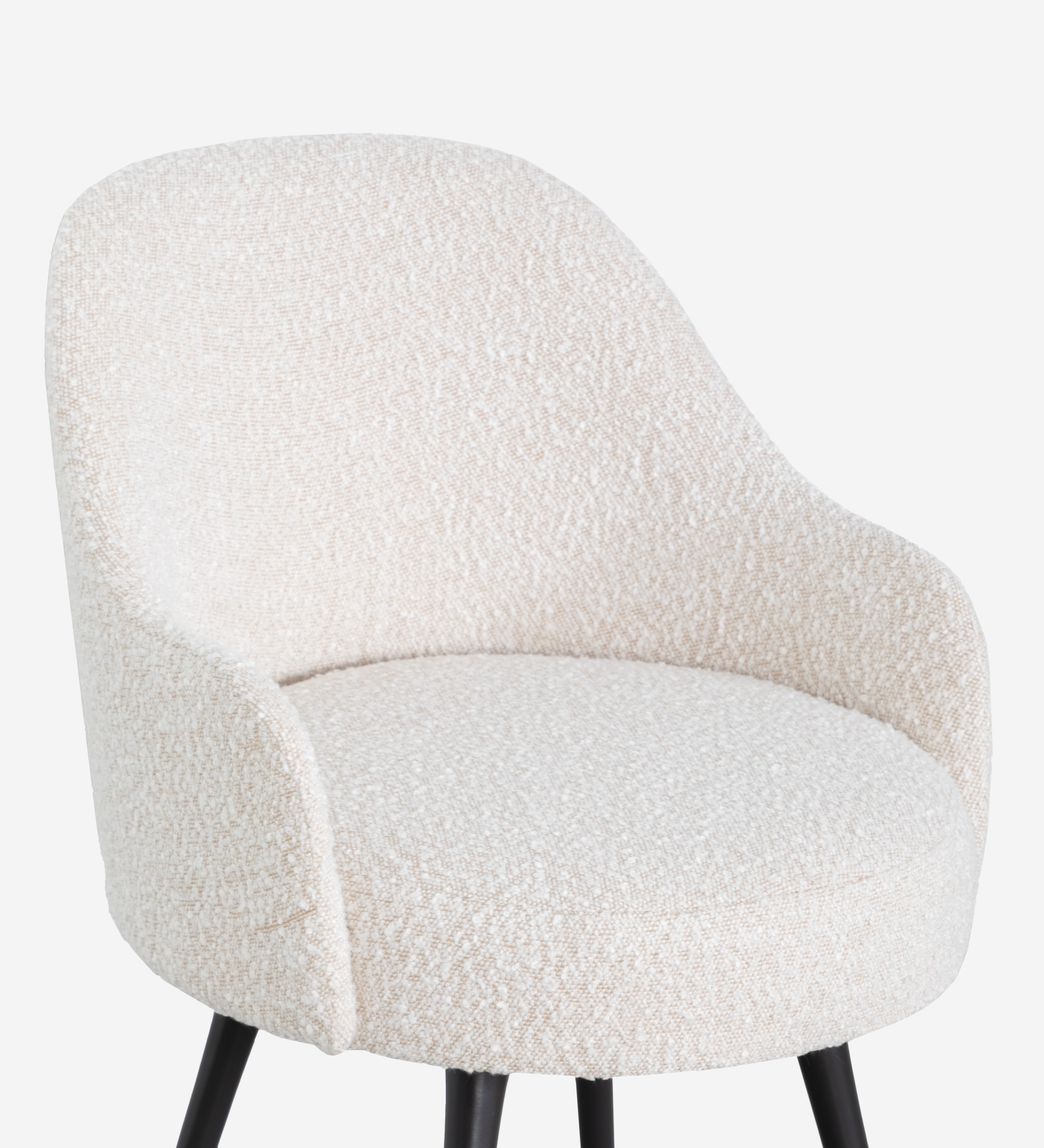 Silla giratoria tapizada en tejido perla con pies lacados en negro y detalles dorados.