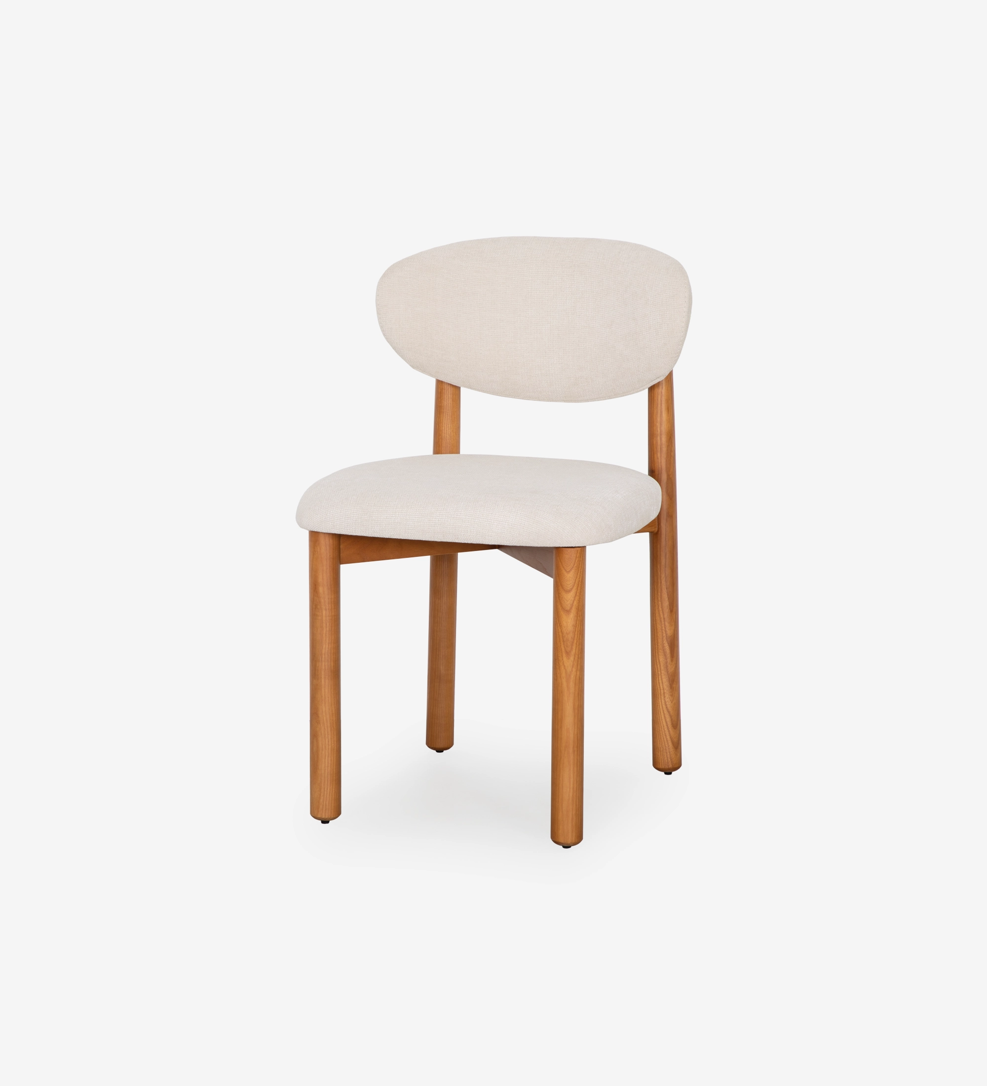 Chaise en bois de frêne couleur miel, avec assise et dossier rembourrés en tissu perle.