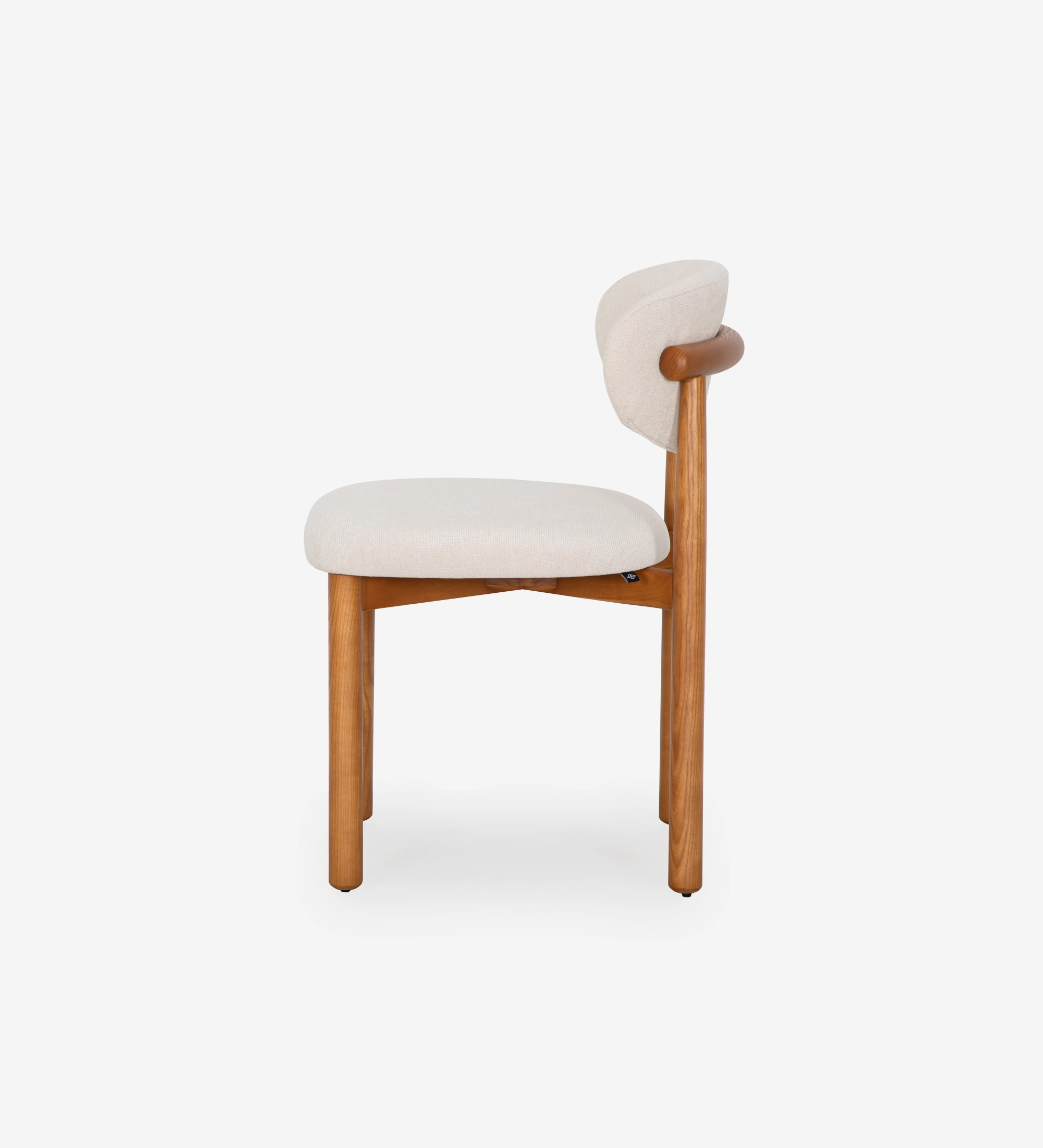 Chaise en bois de frêne couleur miel, avec assise et dossier rembourrés en tissu perle.