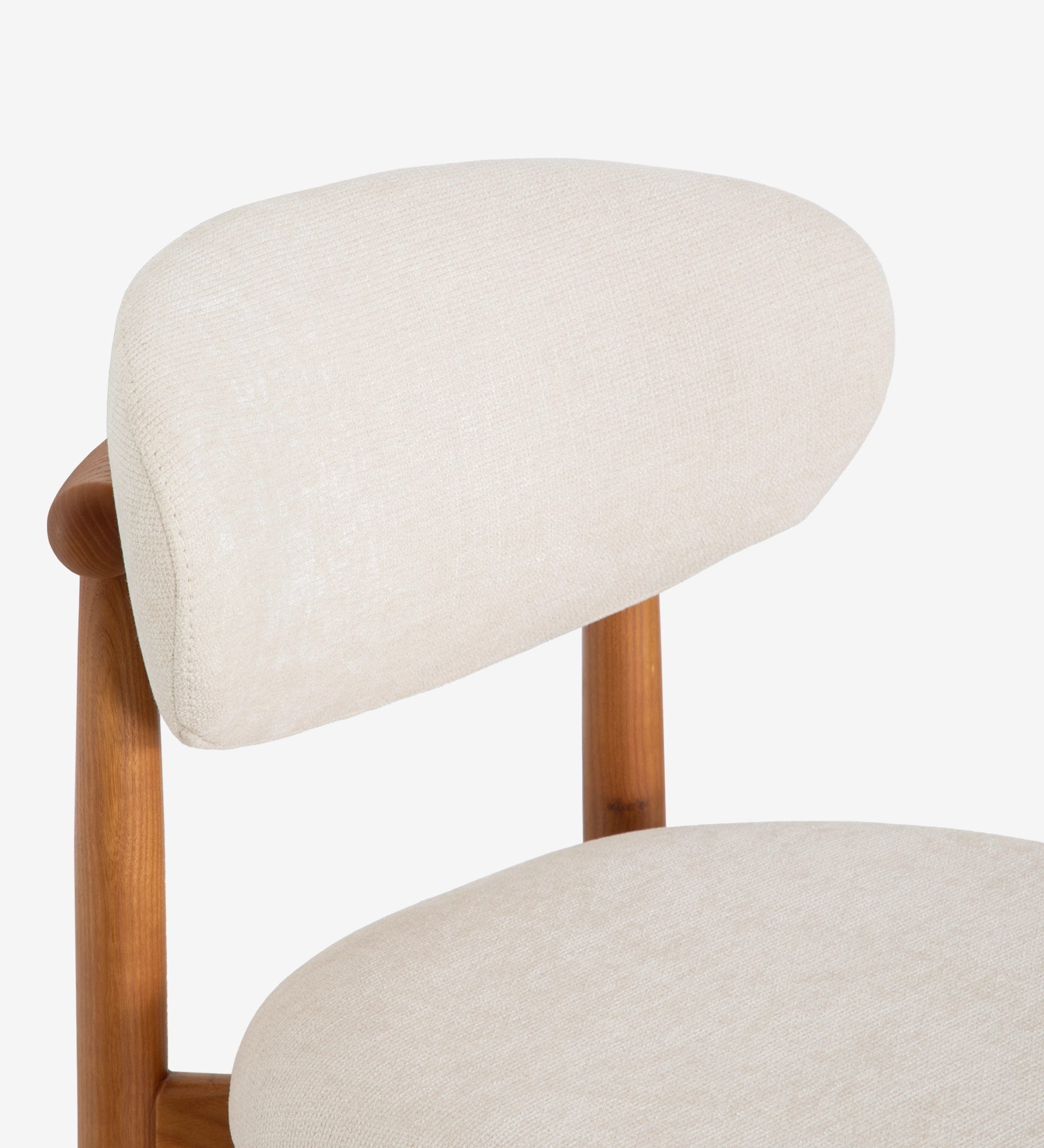 Chaise en bois de frêne couleur miel, avec assise et dossier rembourrés en tissu perle.
