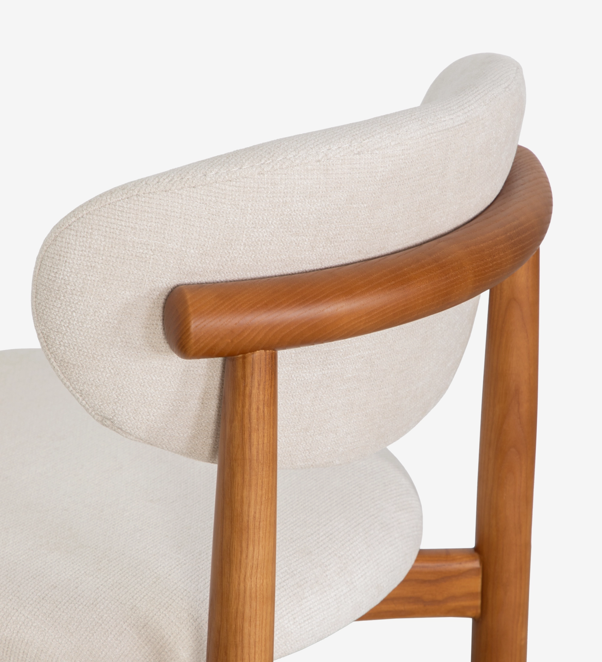 Chaise en bois de frêne couleur miel, avec assise et dossier rembourrés en tissu perle.