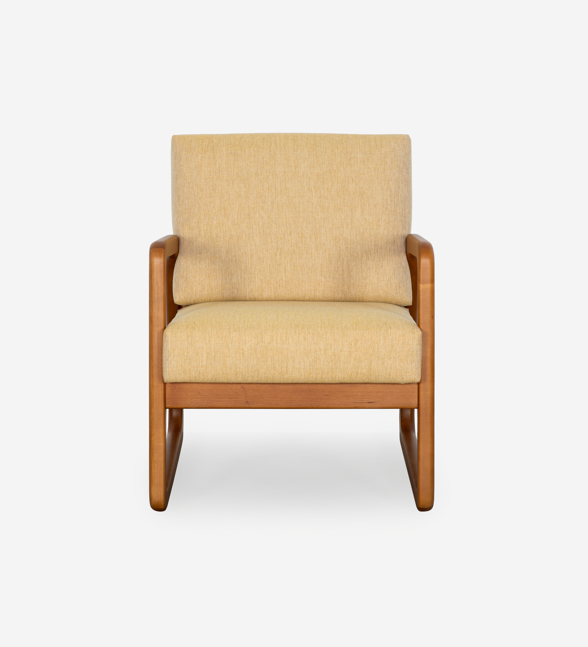 Fauteuil Antarte by IA recouvert en tissu jaune, structure en bois couleur miel.