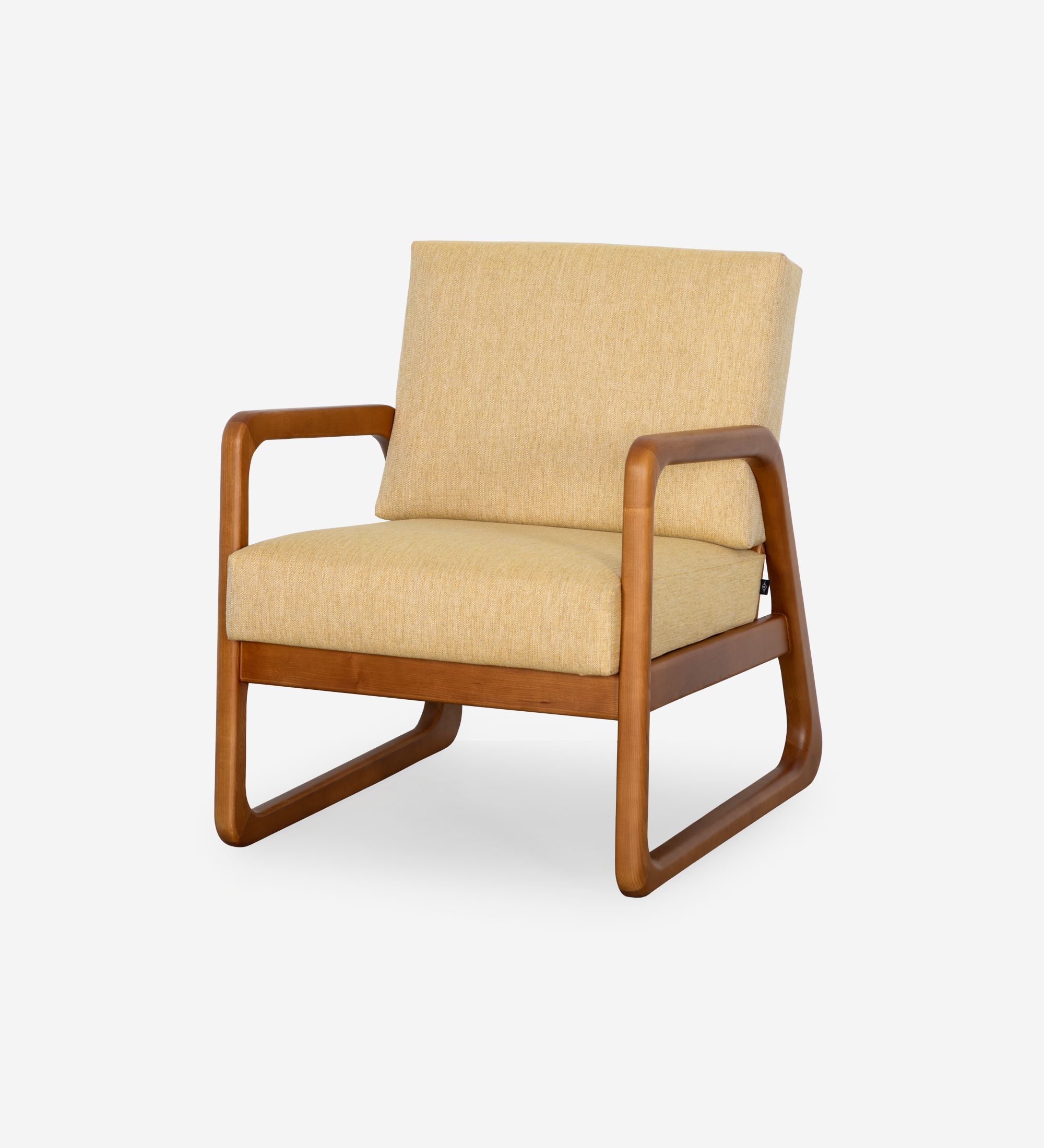 Fauteuil Antarte by IA recouvert en tissu jaune, structure en bois couleur miel.