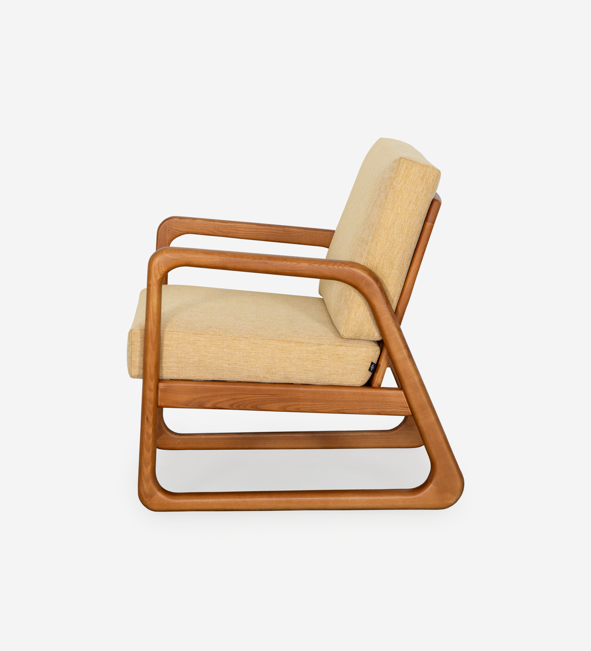 Fauteuil Antarte by IA recouvert en tissu jaune, structure en bois couleur miel.