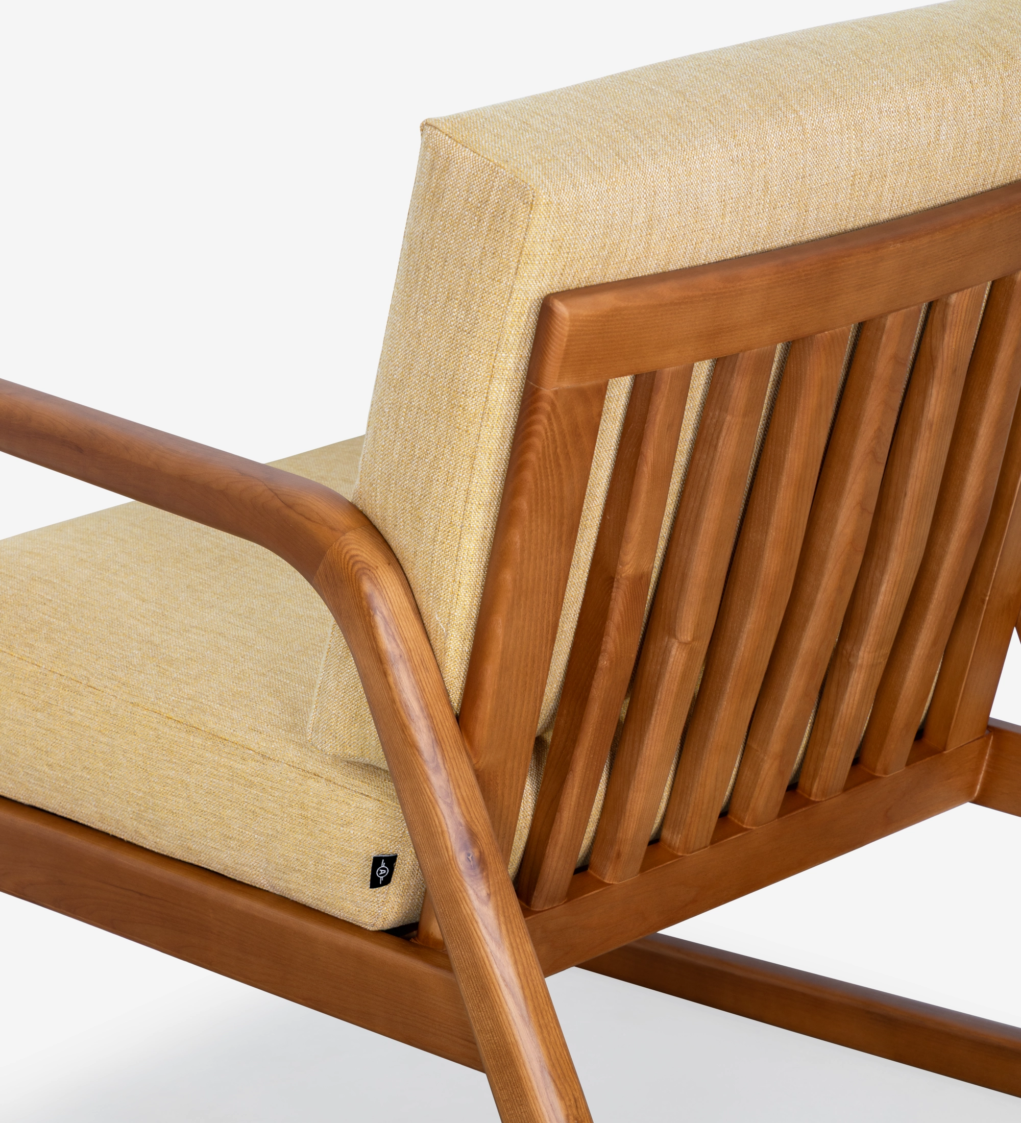 Fauteuil Antarte by IA recouvert en tissu jaune, structure en bois couleur miel.