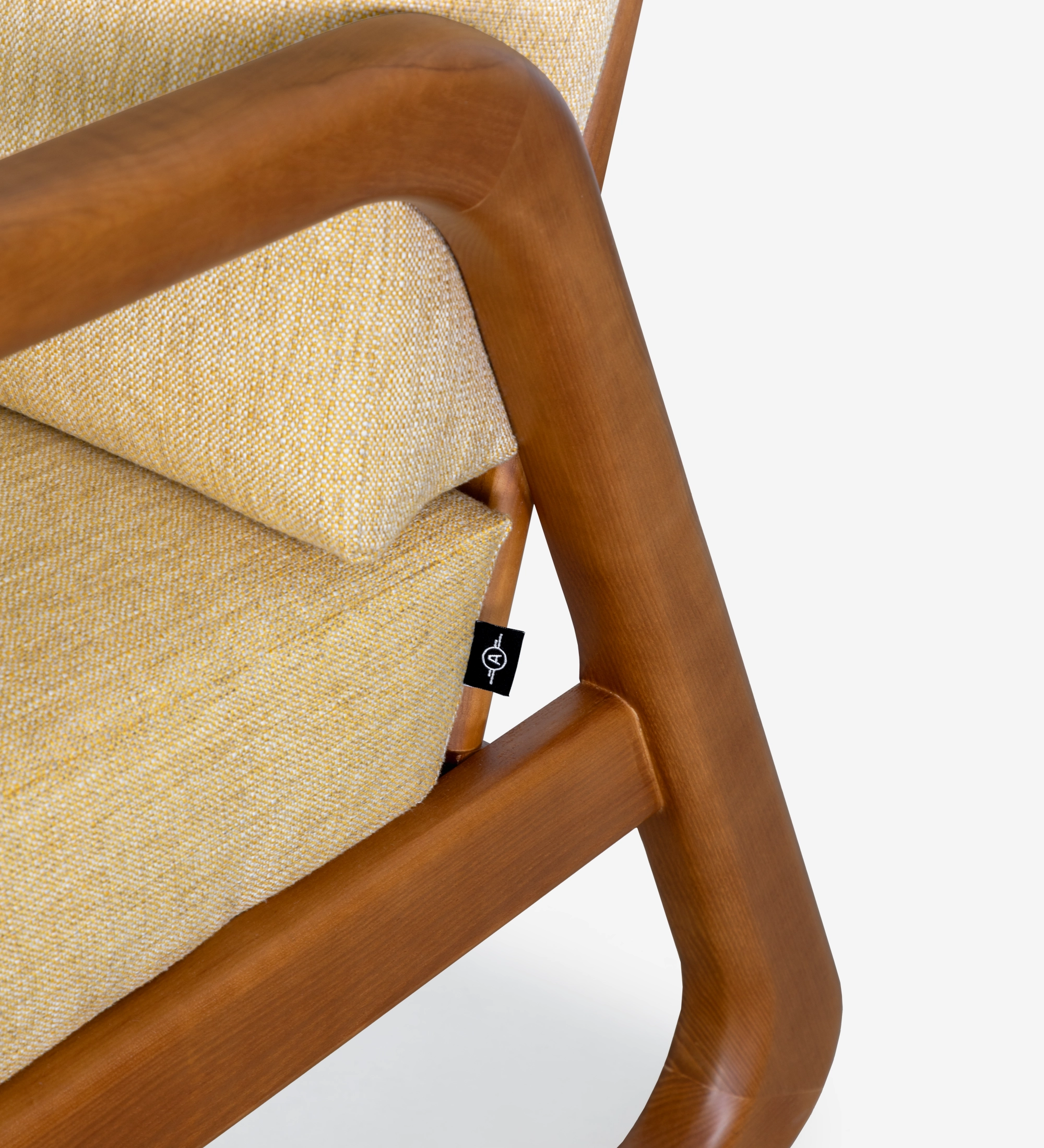 Fauteuil Antarte by IA recouvert en tissu jaune, structure en bois couleur miel.