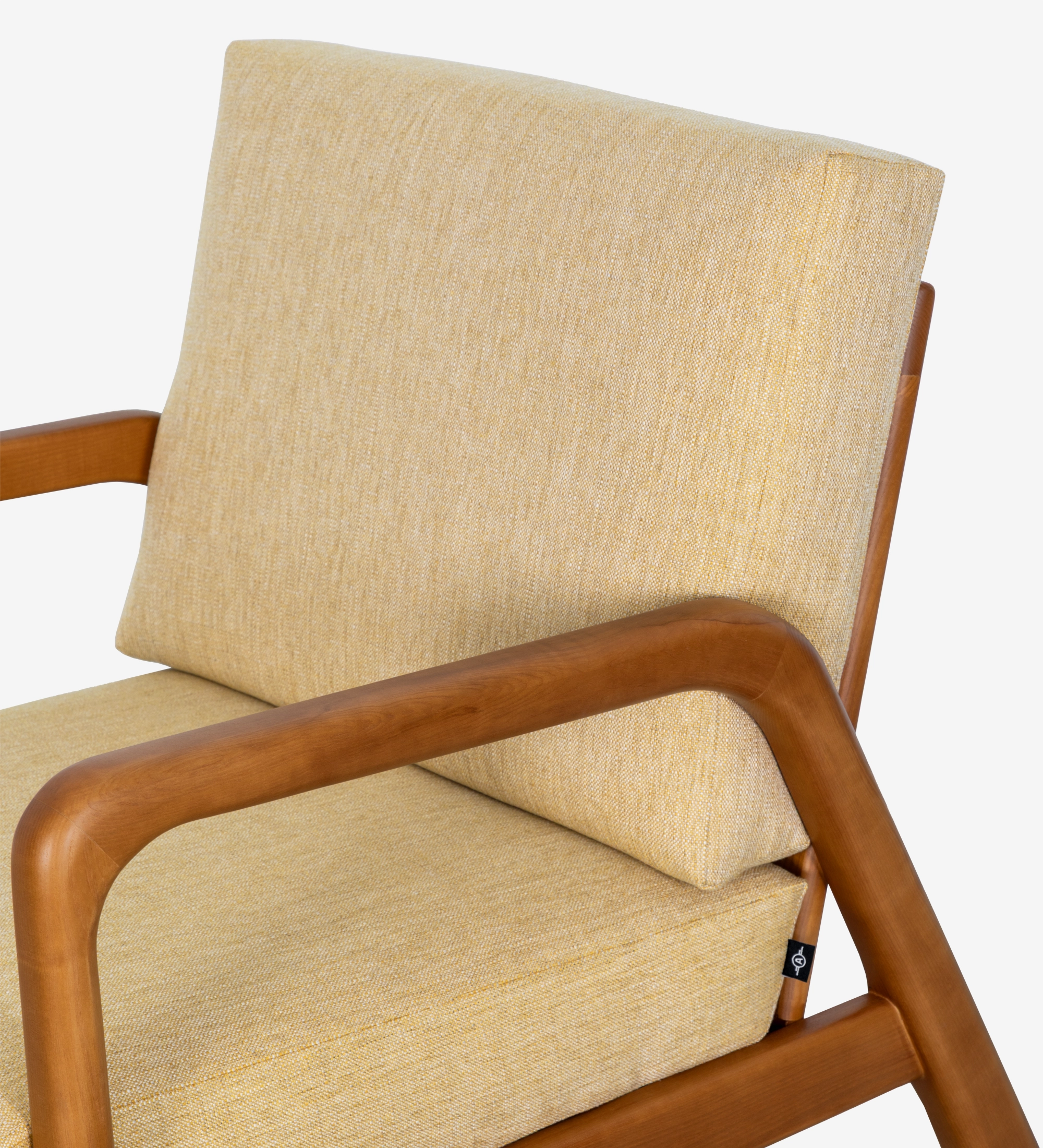 Fauteuil Antarte by IA recouvert en tissu jaune, structure en bois couleur miel.