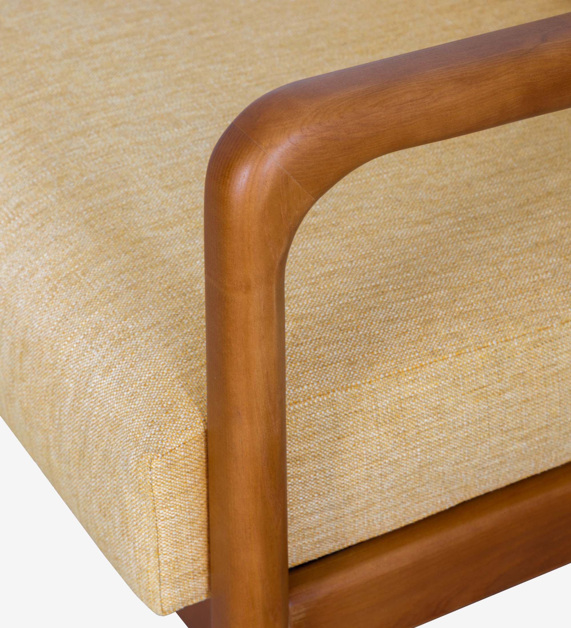 Fauteuil Antarte by IA recouvert en tissu jaune, structure en bois couleur miel.