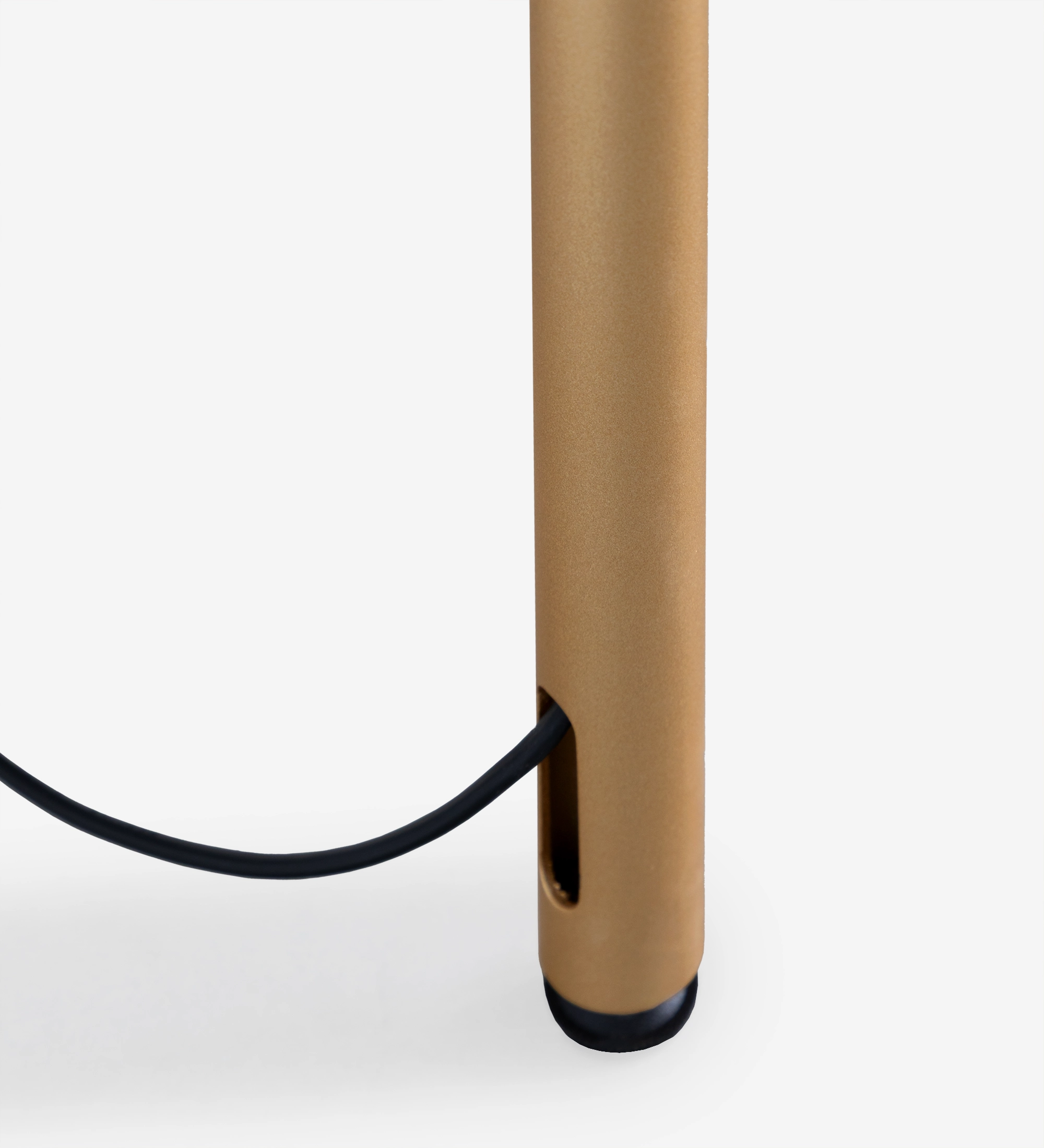 Toucador com 2 gavetas em nogueira natural, estrutura em pérola, pés metálicos lacados a dourado com niveladores e espelho com iluminação.