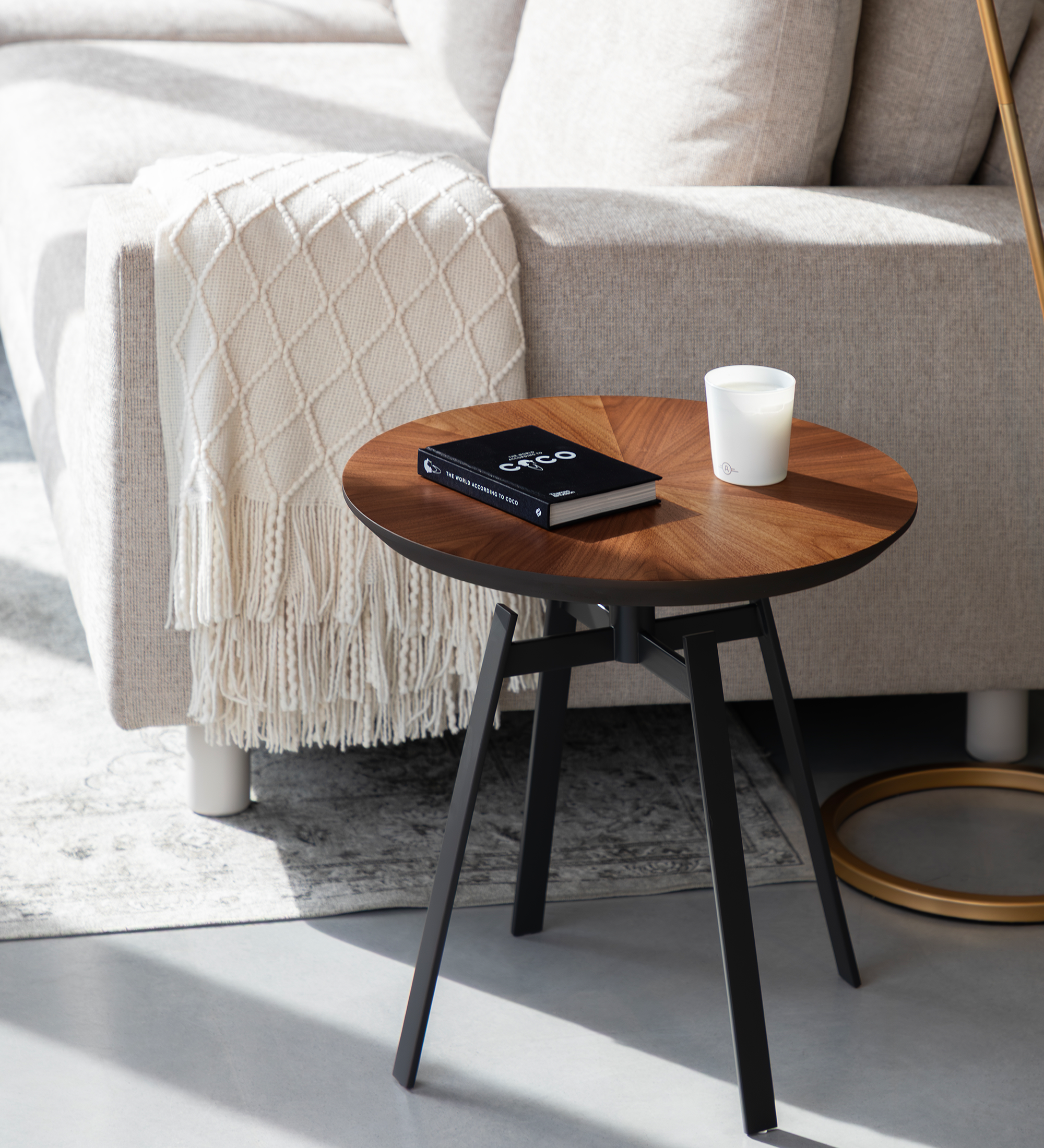 Table d'Appui Tokyo ronde, plateau en noyer naturel, pied en métal laqué noir, Ø 48,5 cm.