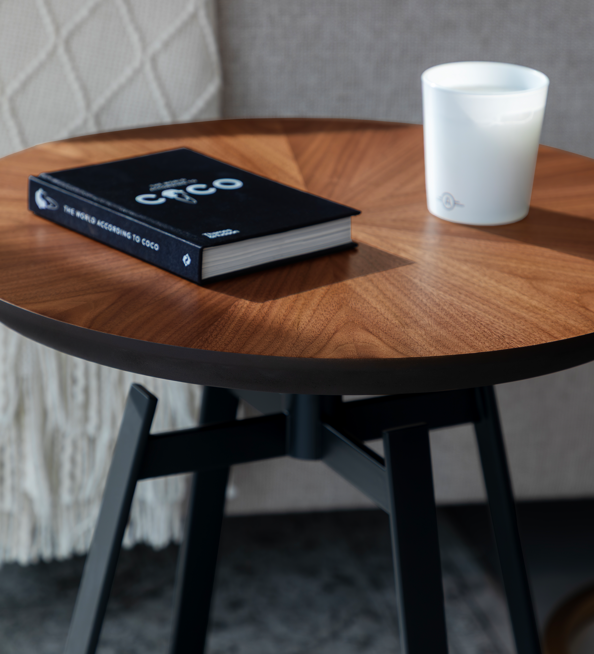 Table d'Appui Tokyo ronde, plateau en noyer naturel, pied en métal laqué noir, Ø 48,5 cm.