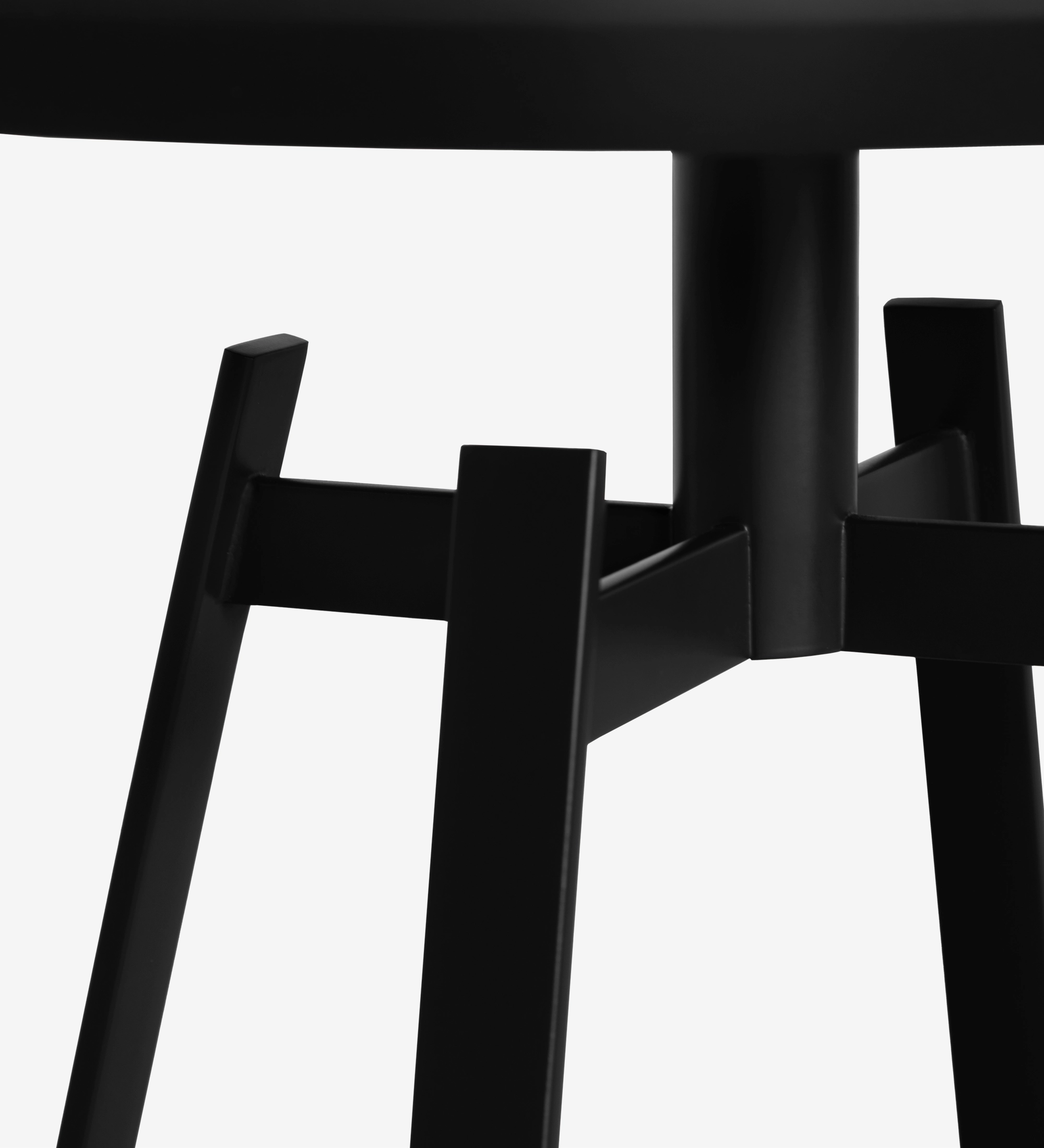 Table d'Appui Tokyo ronde, plateau en noyer naturel, pied en métal laqué noir, Ø 48,5 cm.