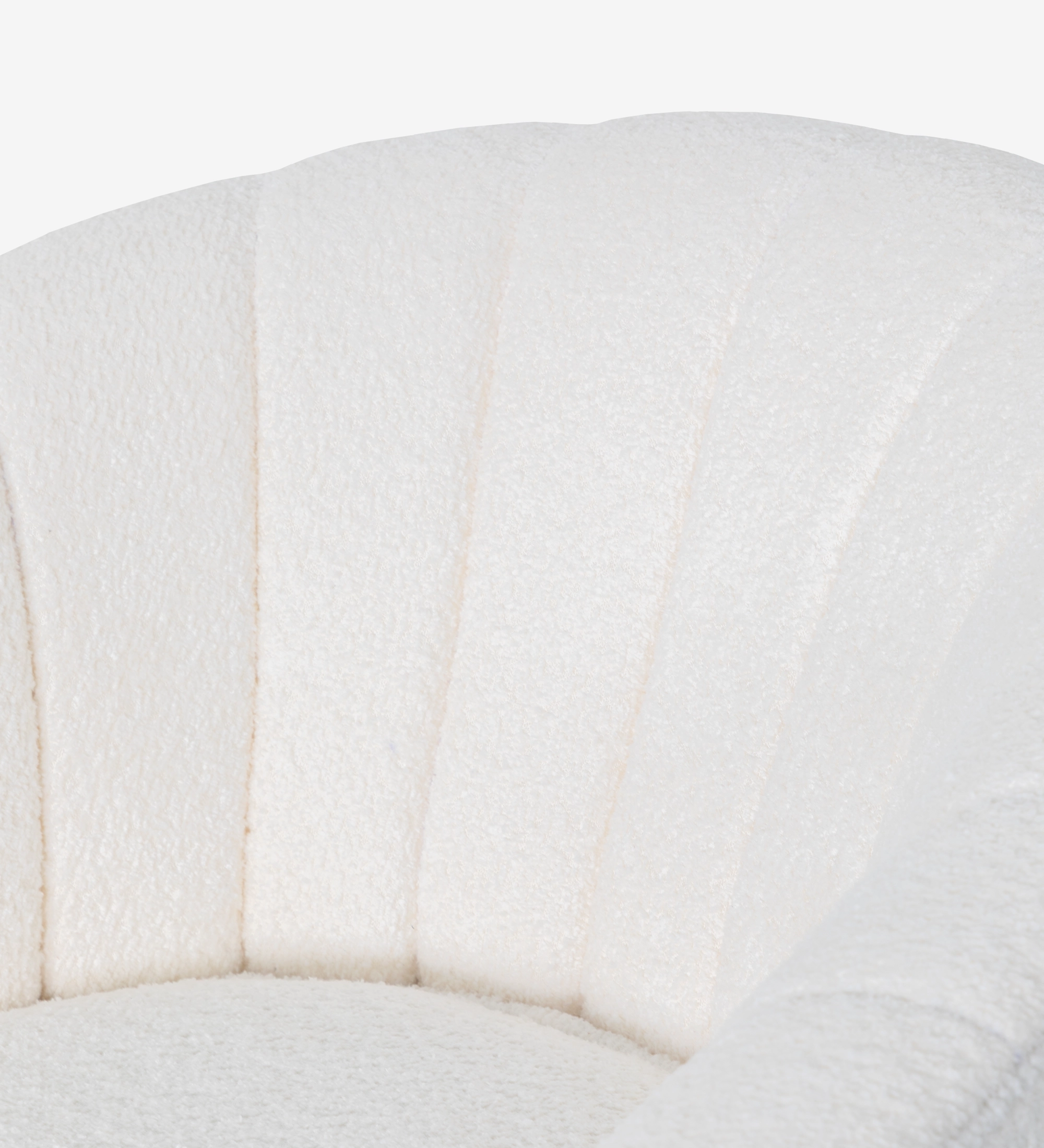 Cadeirão Tokyo estofado a tecido branco com pés em madeira cor natural.