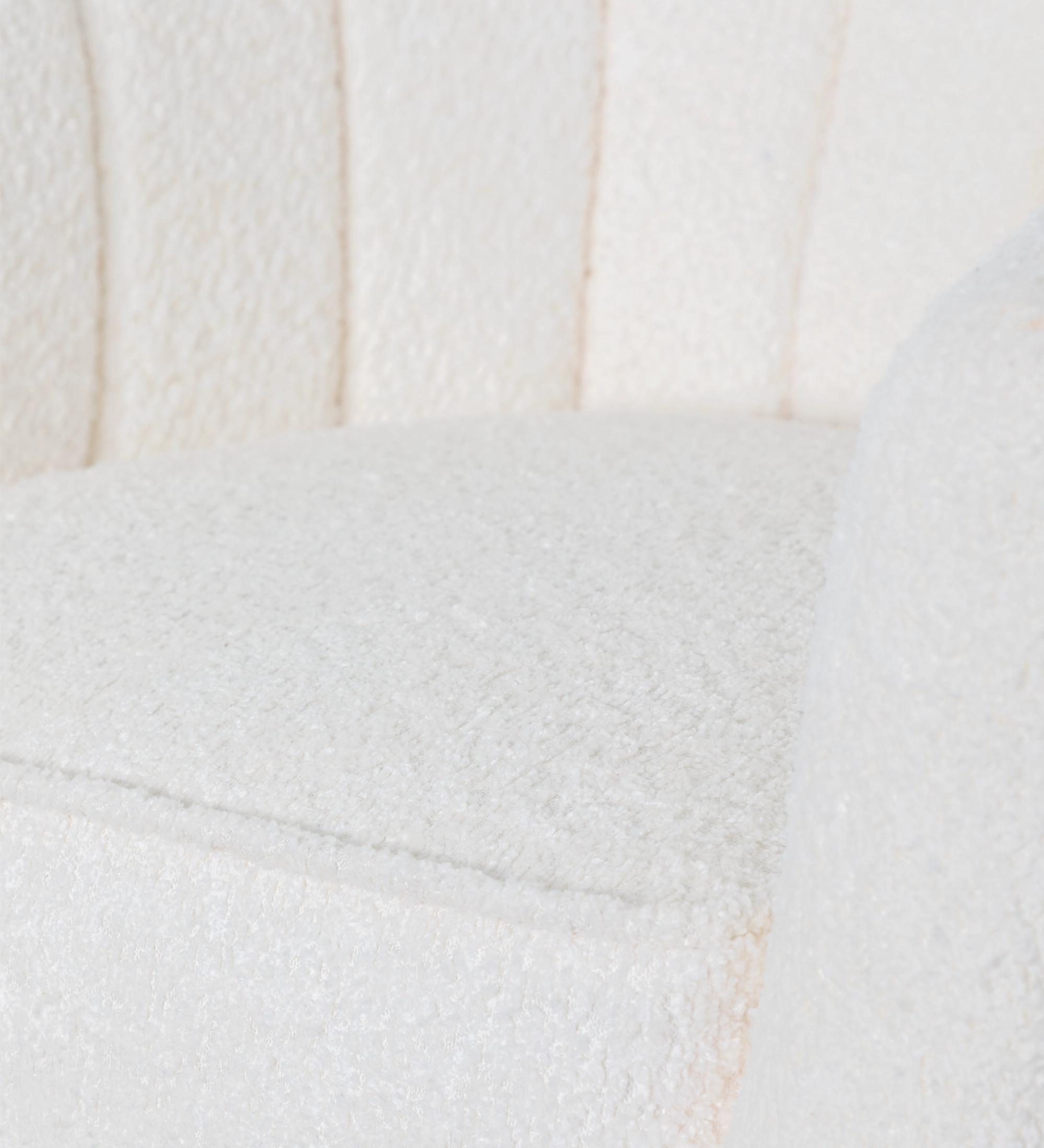 Cadeirão Tokyo estofado a tecido branco com pés em madeira cor natural.