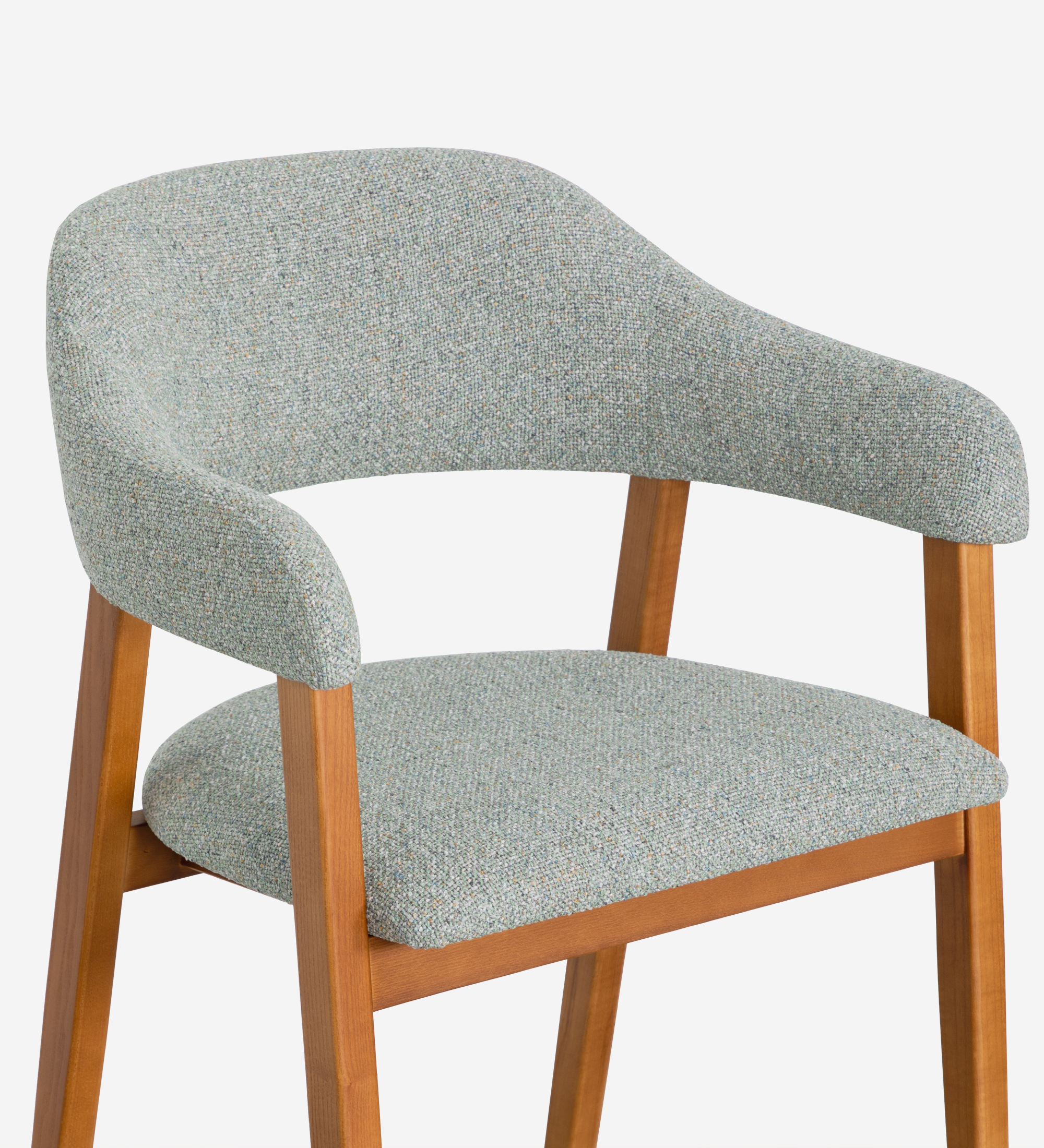 Chaise avec accoudoirs, en bois de frêne couleur miel, avec assise et dossier recouverts de tissu vert.