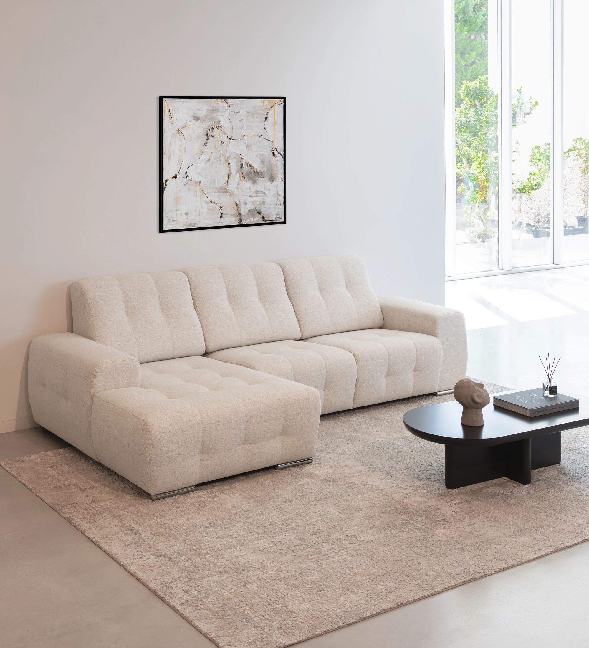 Sofá com Chaise Longue Madrid bege claro numa sala minimalista e luminosa