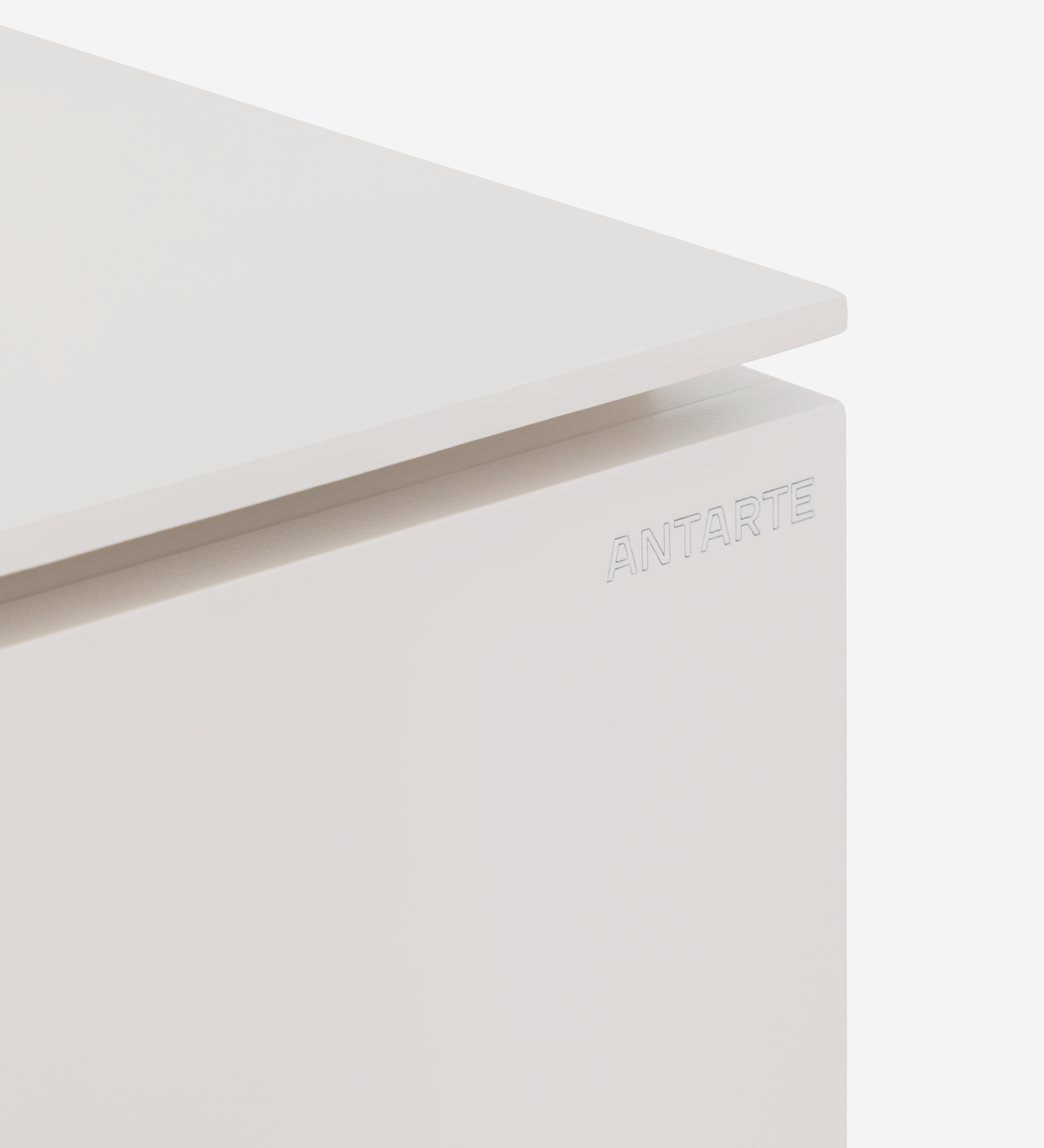 Cómoda Geneve branca minimalista, canto superior com logótipo Antarte