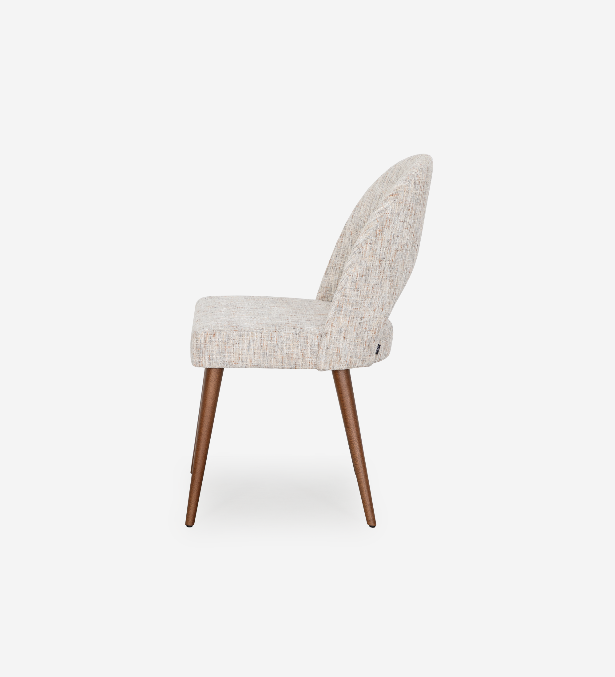 Cadeira Paris vista lateral estofada creme com costas curvas e pernas cónicas de madeira