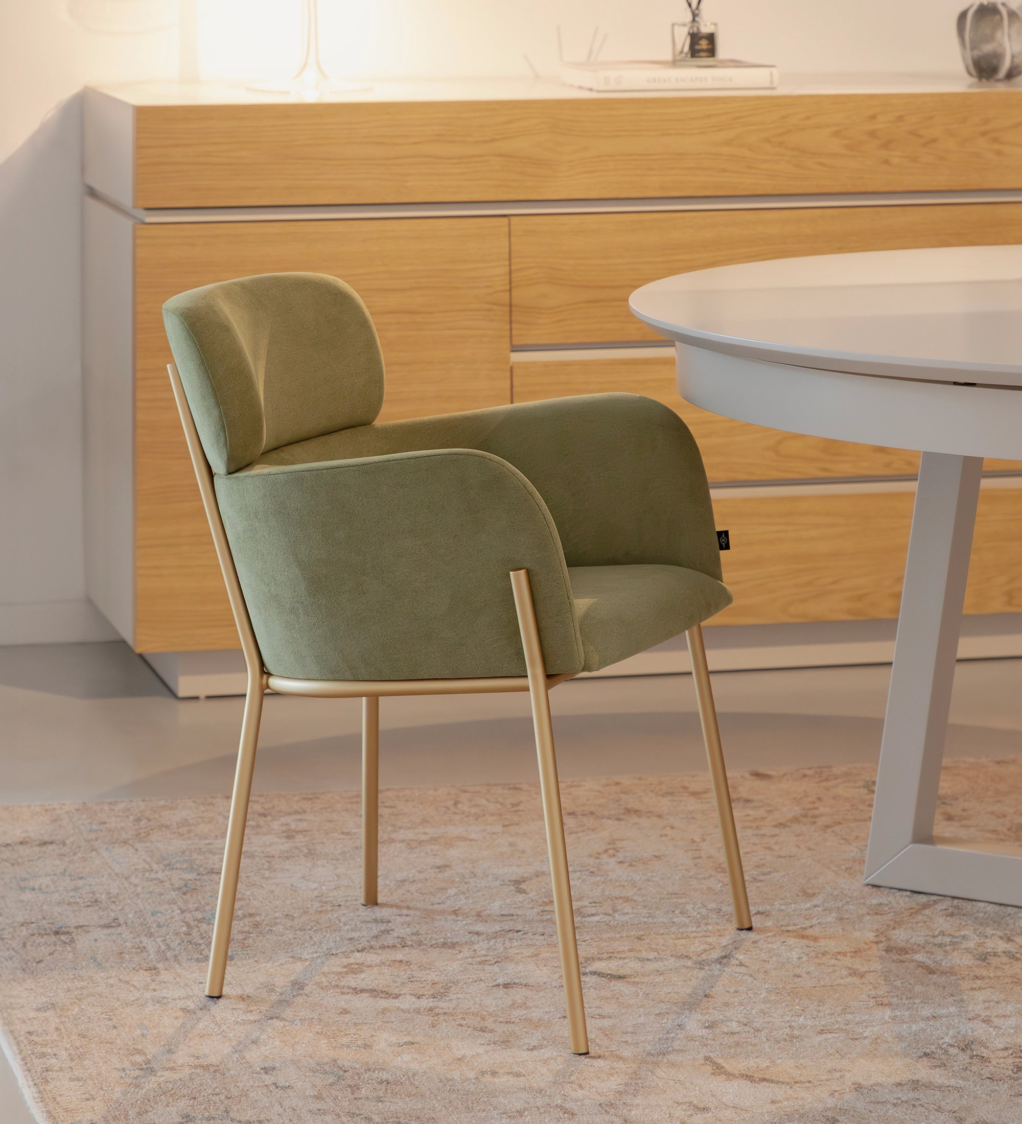 Chaise Cannes verte en velours avec pieds métalliques dorés et accoudoirs
