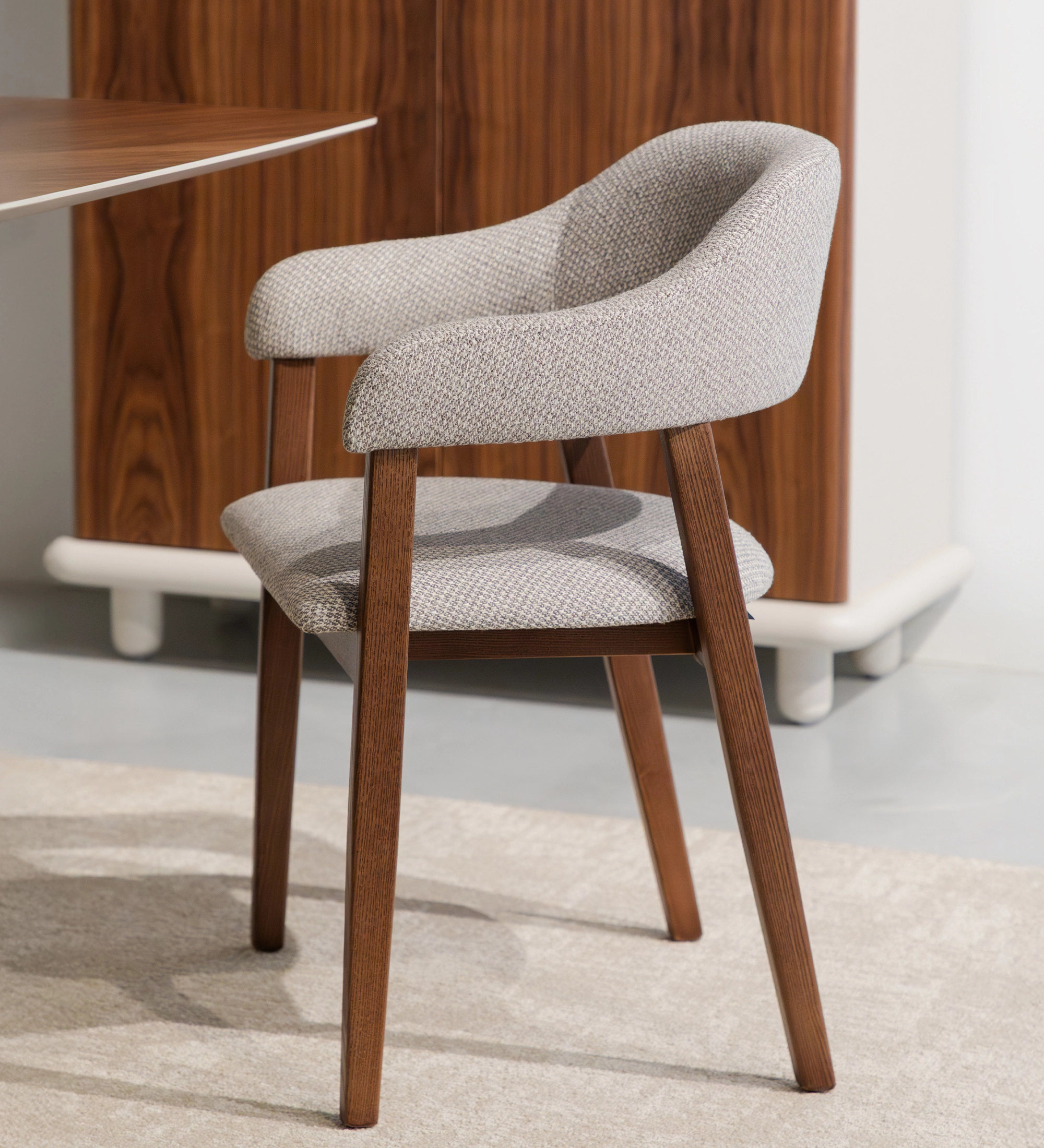 Chaise Capri en tissu gris clair et pieds en bois