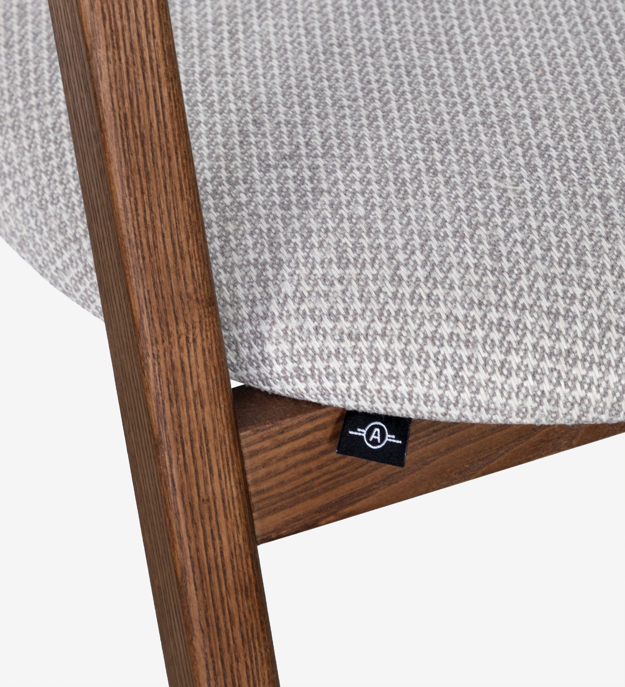 Chaise Capri assise rembourrée gris clair motif chevrons et structure bois