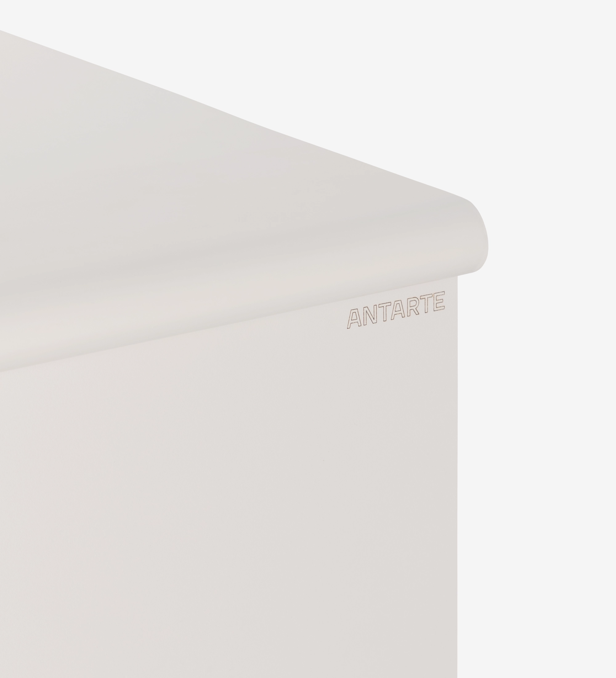 Camiseiro Paris branco, canto superior com bordo arredondado e logótipo Antarte