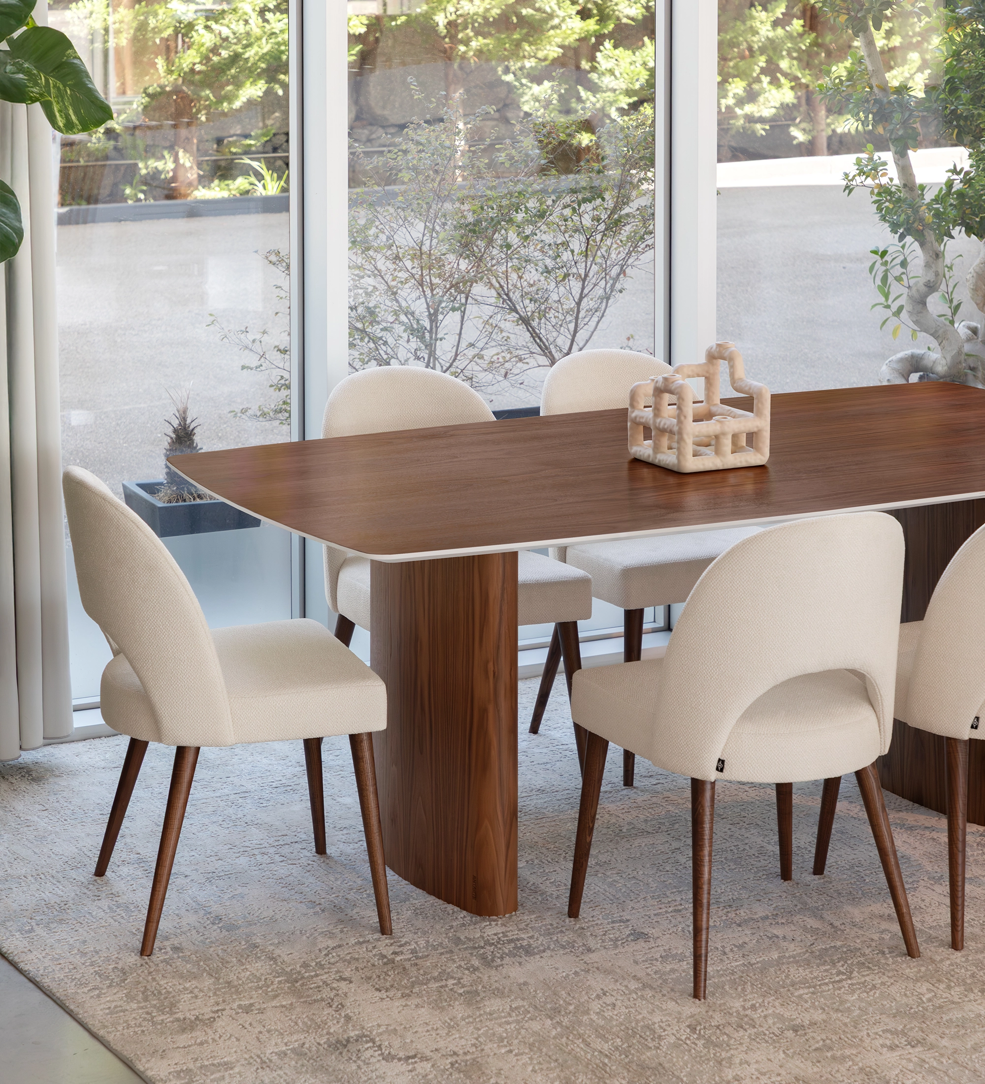 Chaise Paris beige rembourrée avec pieds en bois autour d'une table à manger
