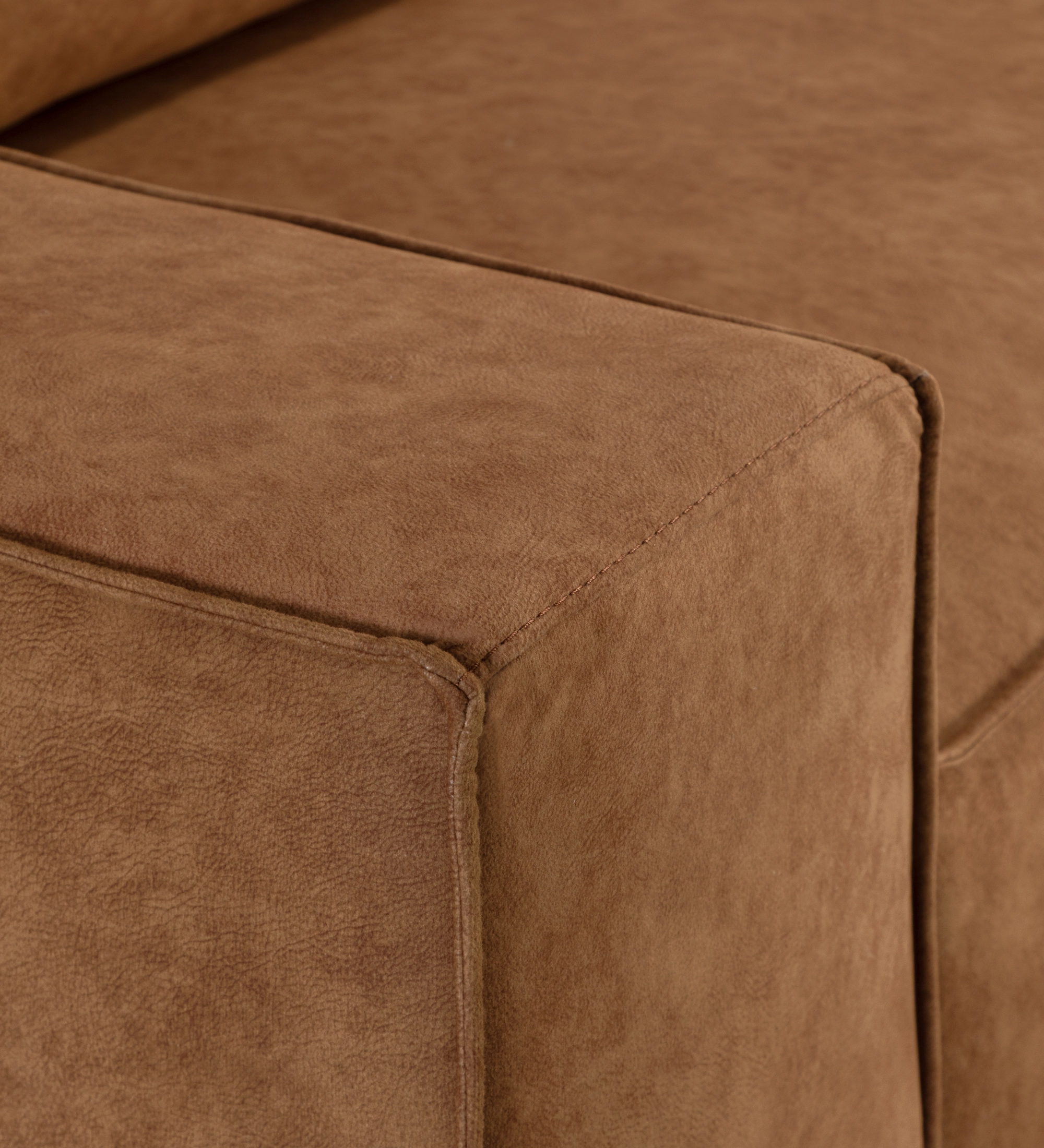 Sofá Tokyo, detalle del brazo tapizado en ante marrón